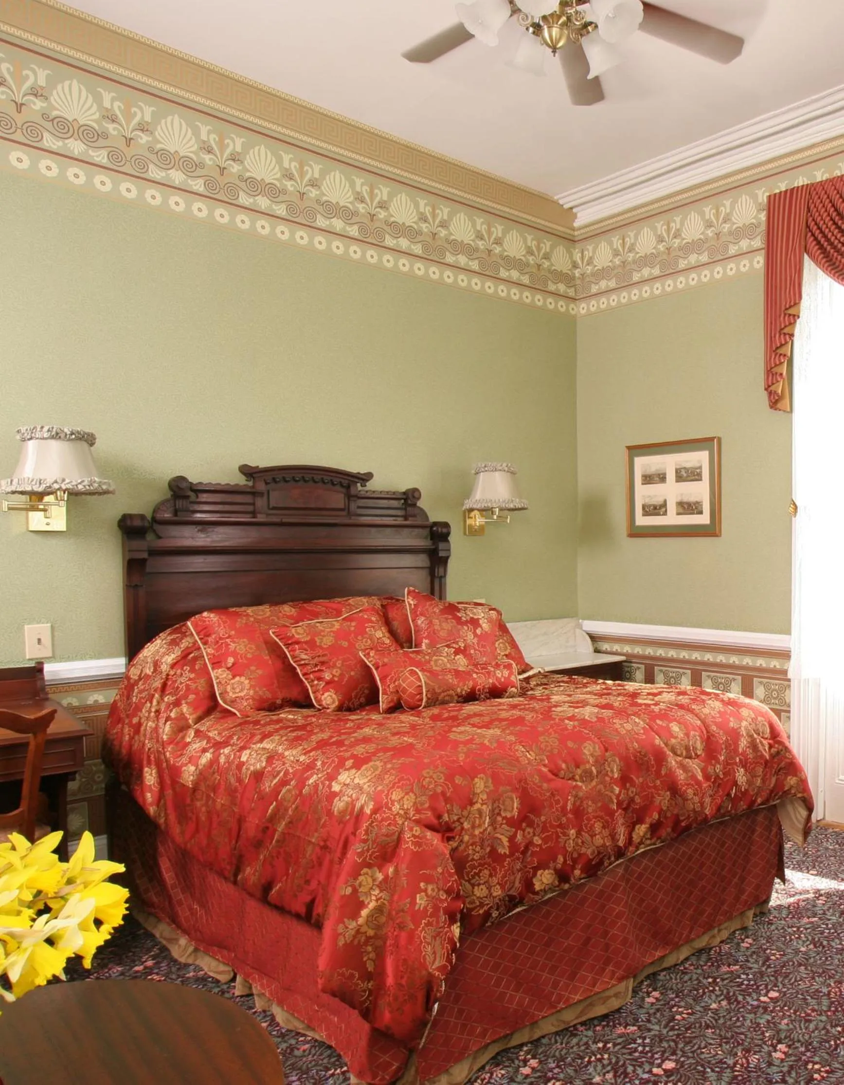 Photo of the whole room, Bed in The Queen Victoria