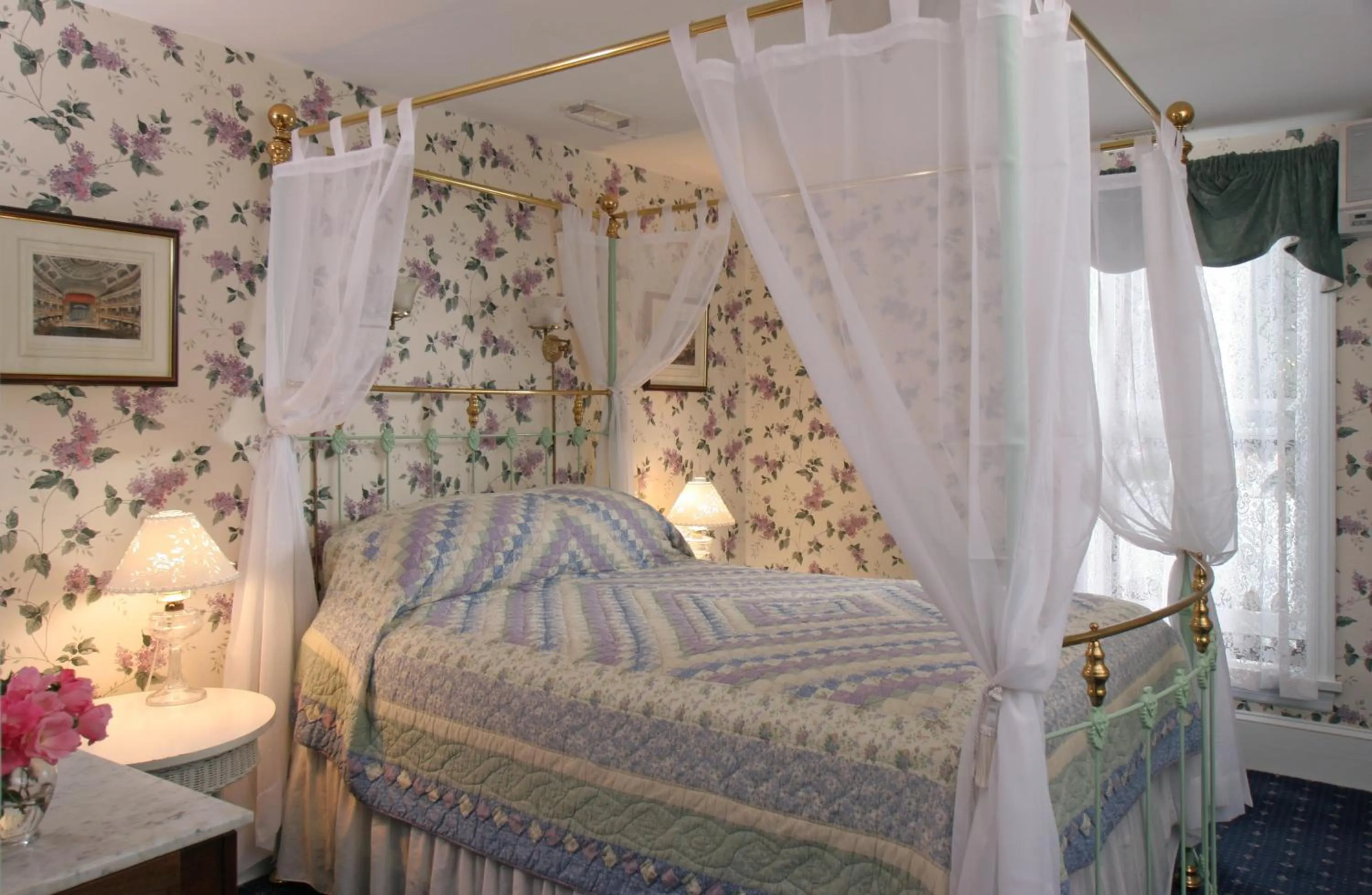 Photo of the whole room, Bed in The Queen Victoria