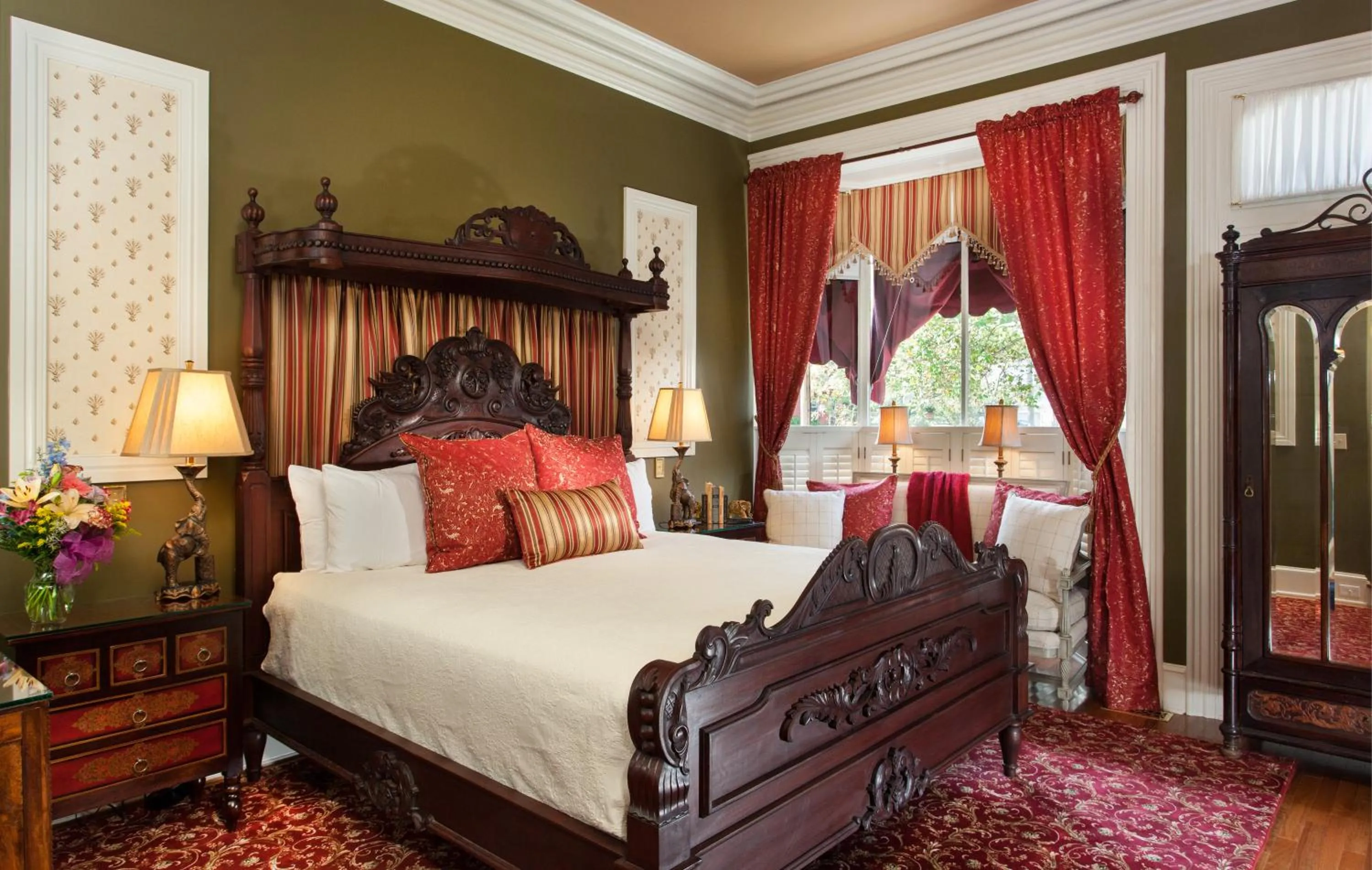 Photo of the whole room, Bed in The Queen Victoria