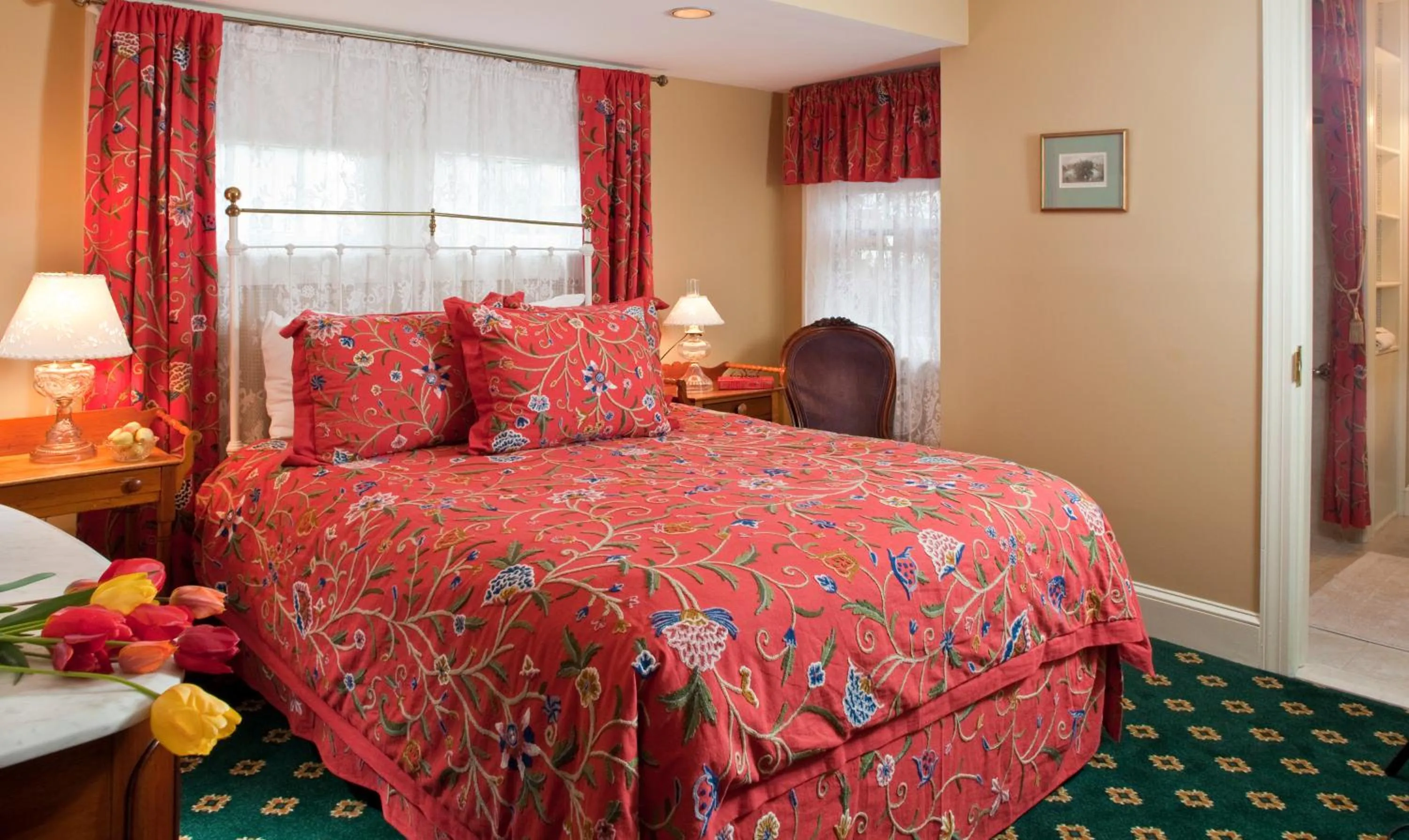 Photo of the whole room, Bed in The Queen Victoria