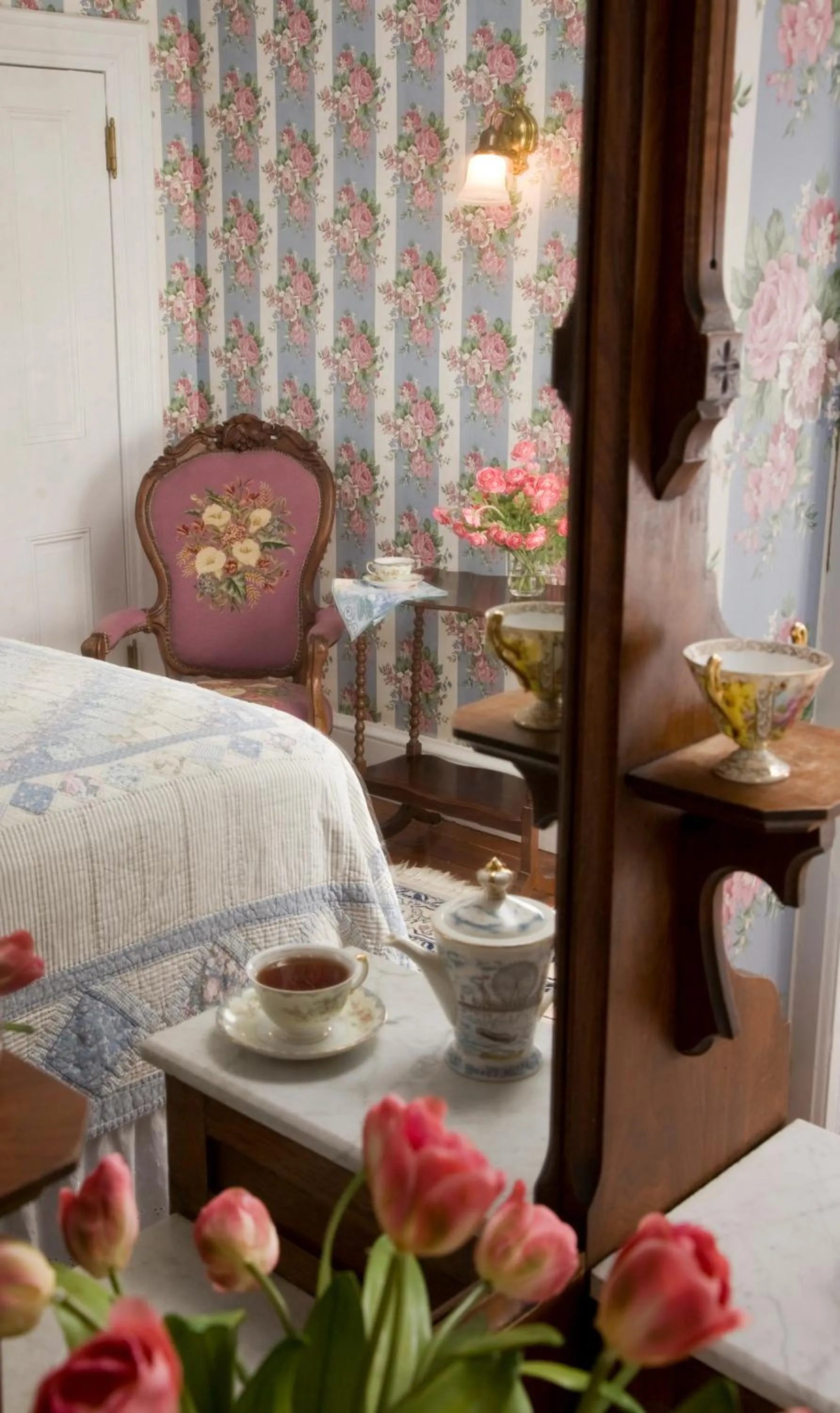 Photo of the whole room, Bed in The Queen Victoria