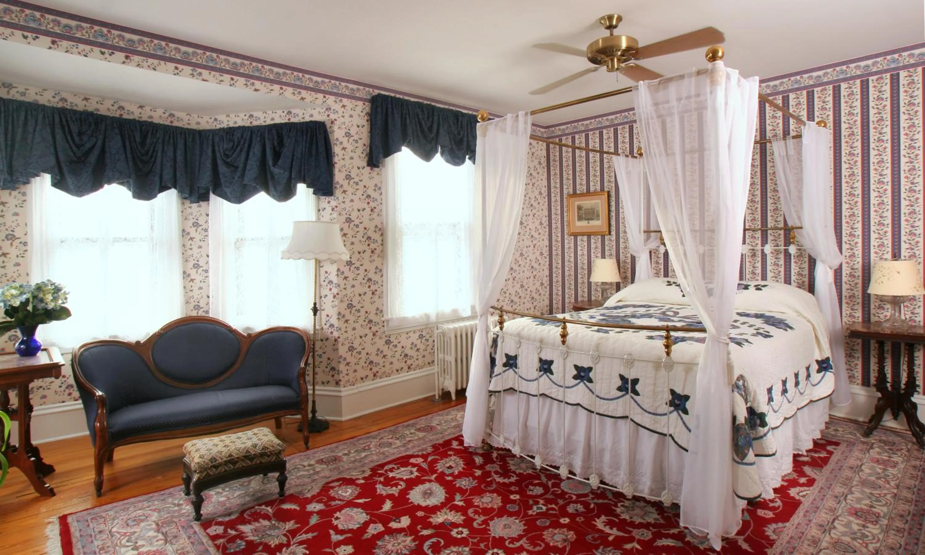 Photo of the whole room, Bed in The Queen Victoria