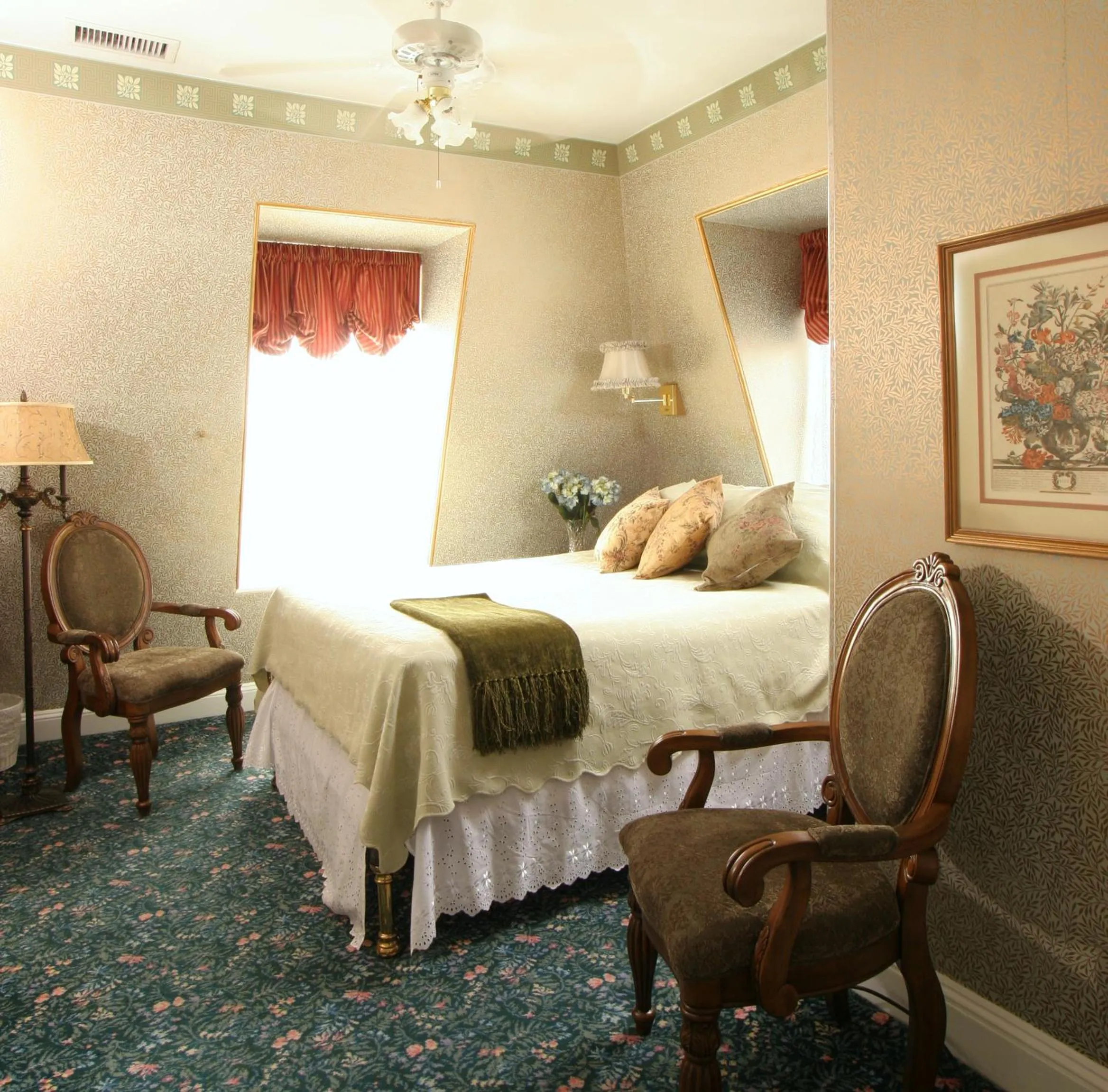 Photo of the whole room, Bed in The Queen Victoria