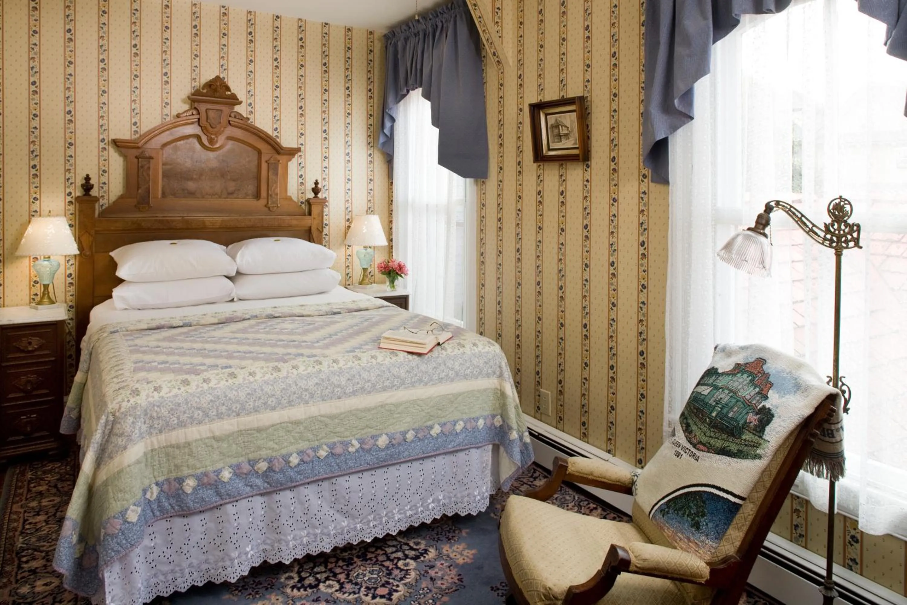 Photo of the whole room, Bed in The Queen Victoria