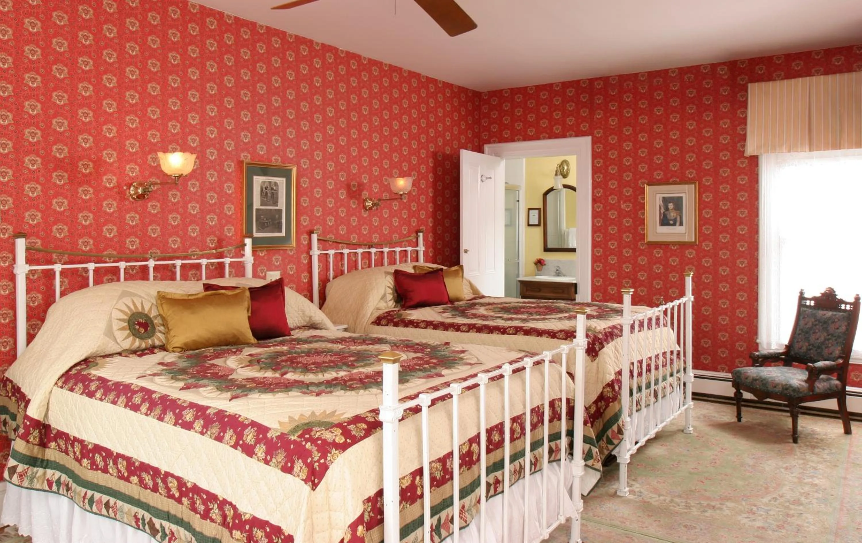 Photo of the whole room, Bed in The Queen Victoria