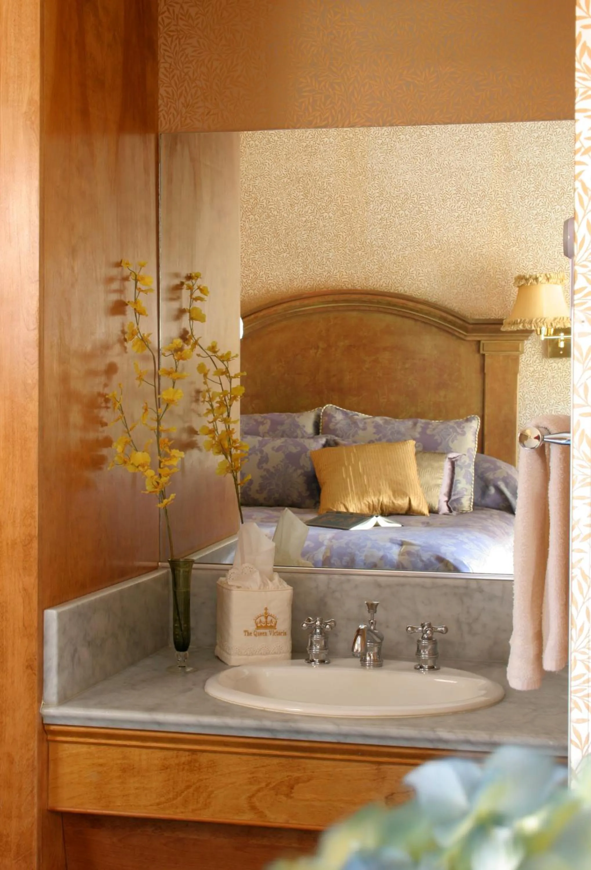 Bathroom, Bed in The Queen Victoria