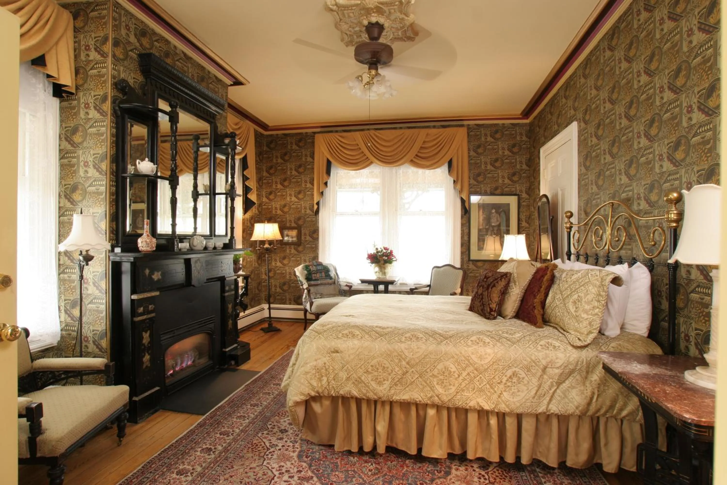 Photo of the whole room, Bed in The Queen Victoria
