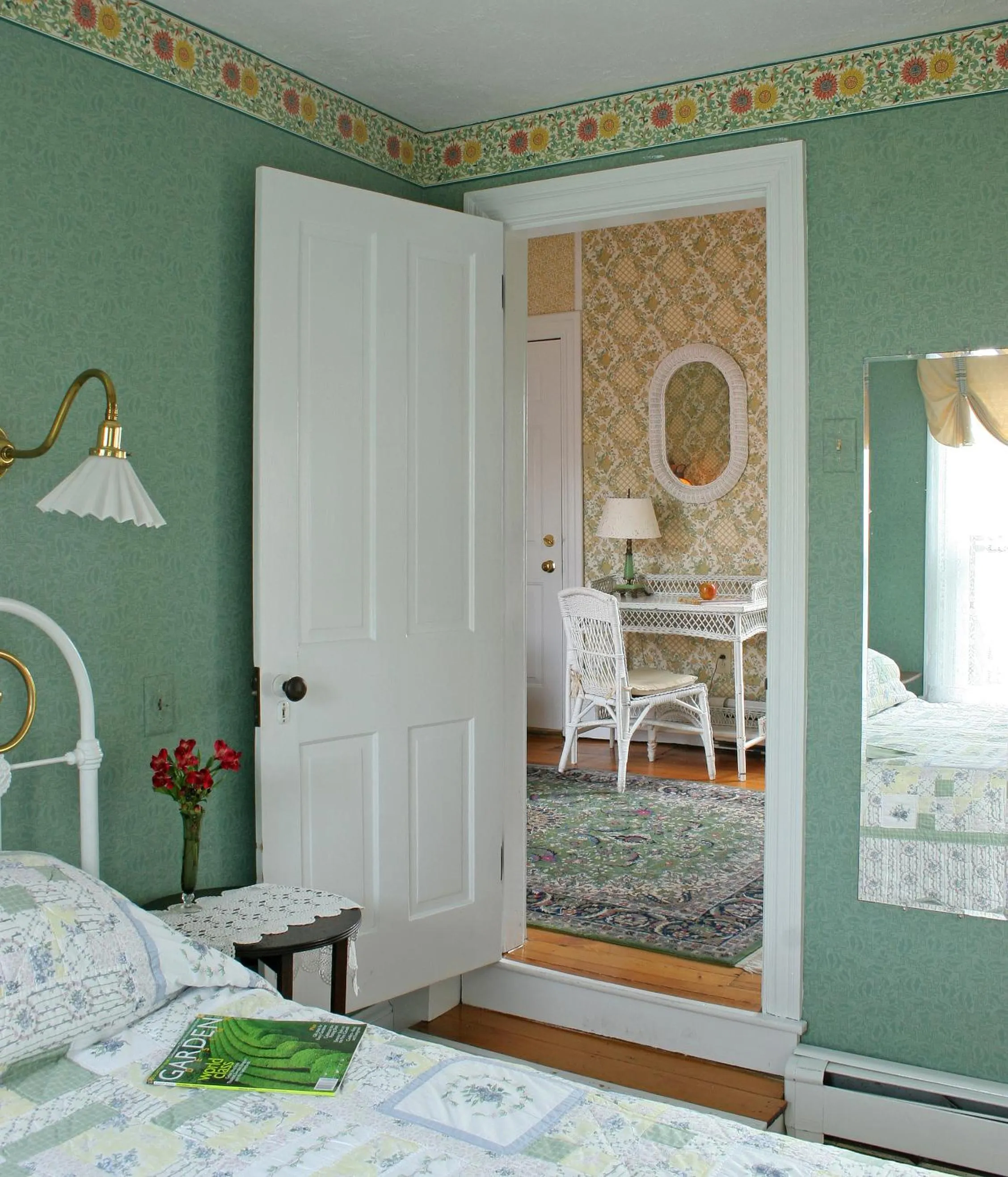 Photo of the whole room, Bed in The Queen Victoria