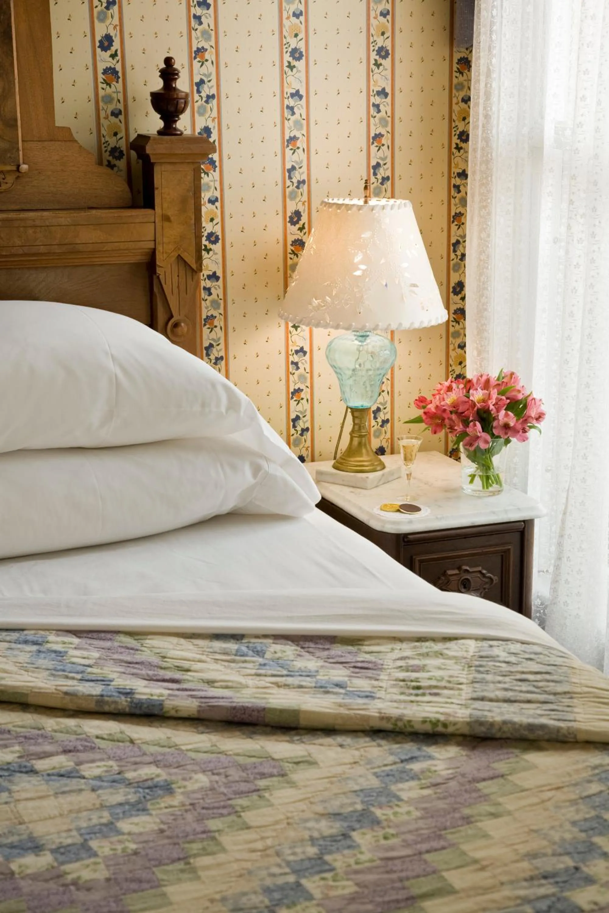 Bedroom, Bed in The Queen Victoria