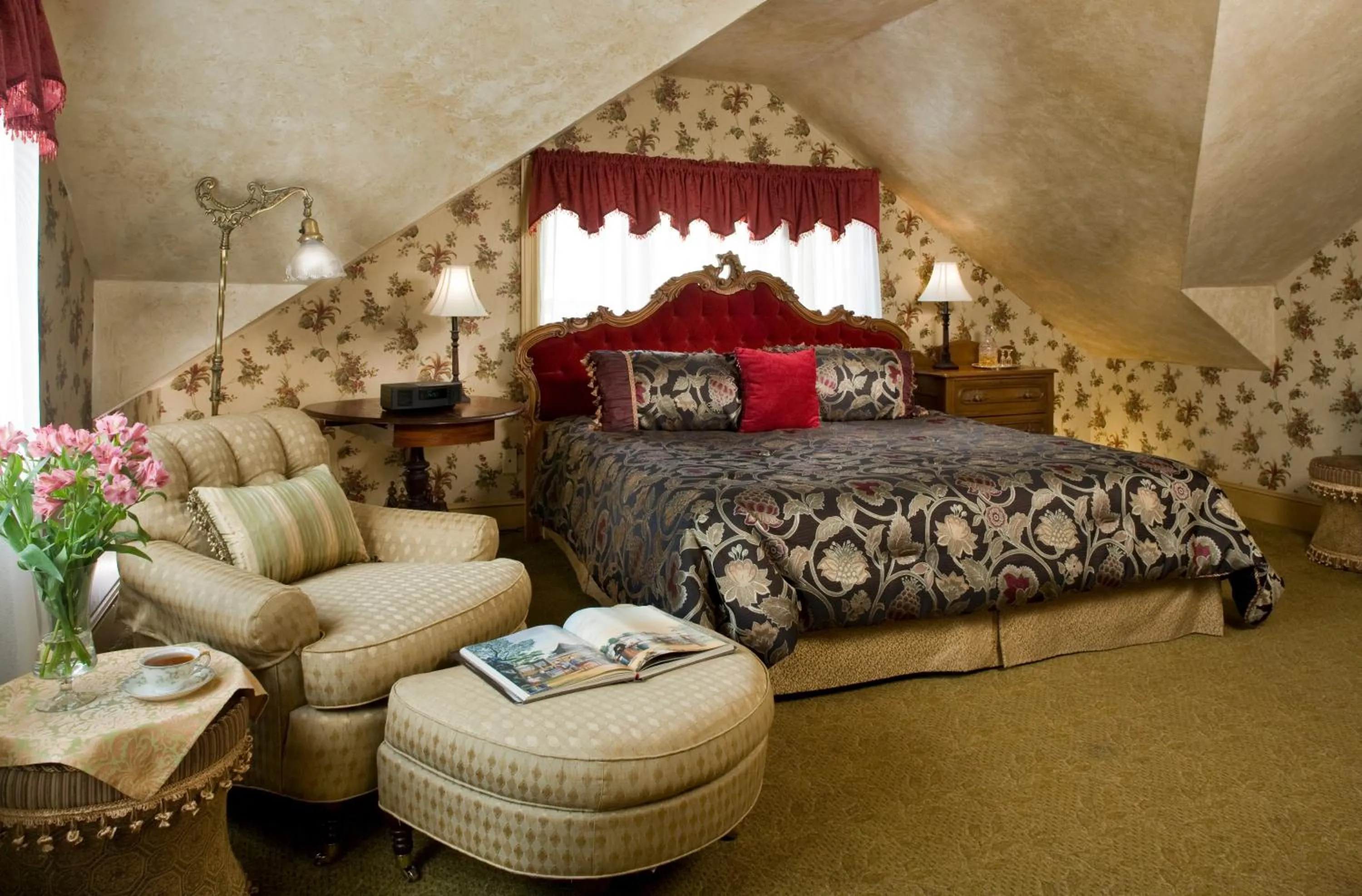 Photo of the whole room, Bed in The Queen Victoria