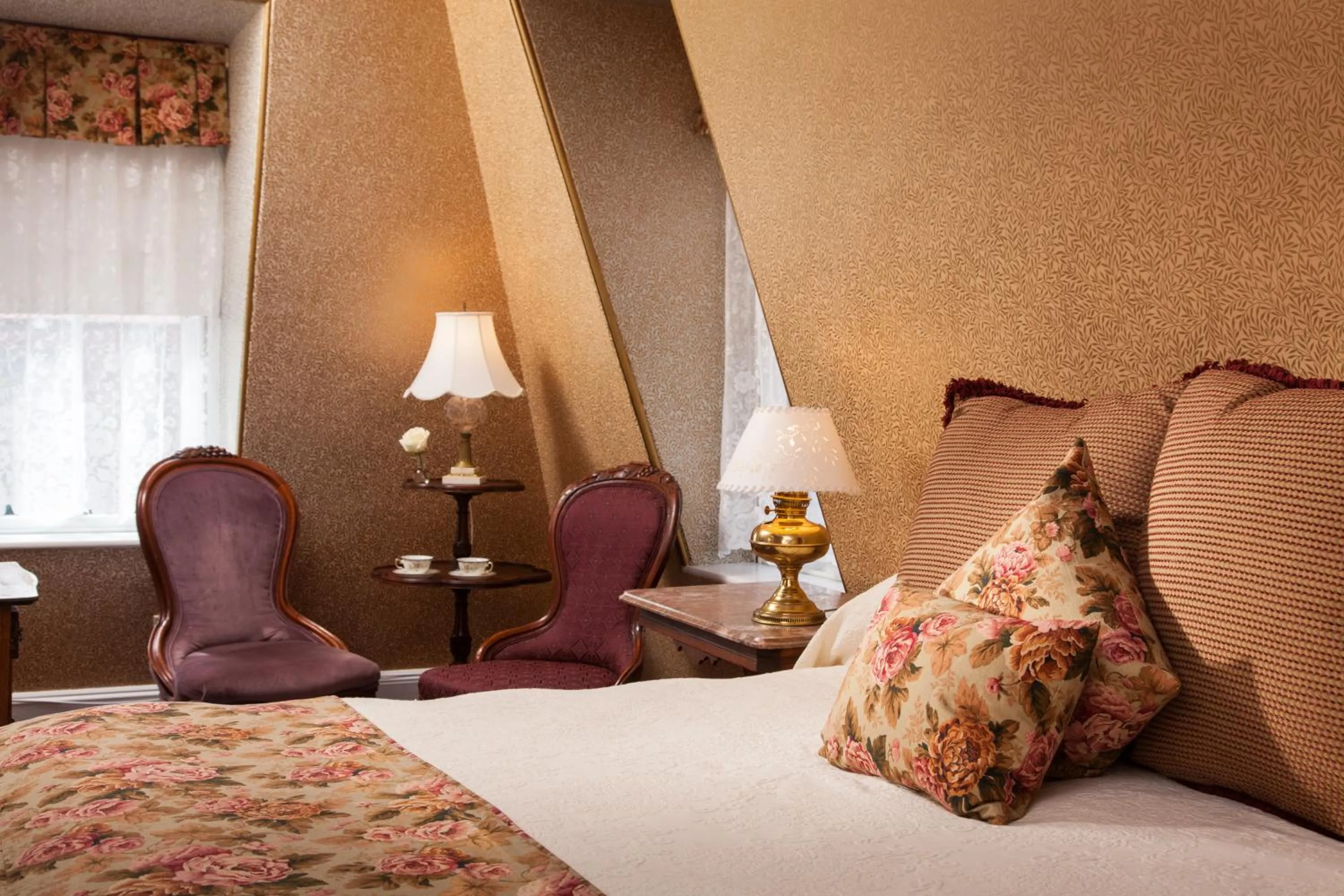 Photo of the whole room, Bed in The Queen Victoria