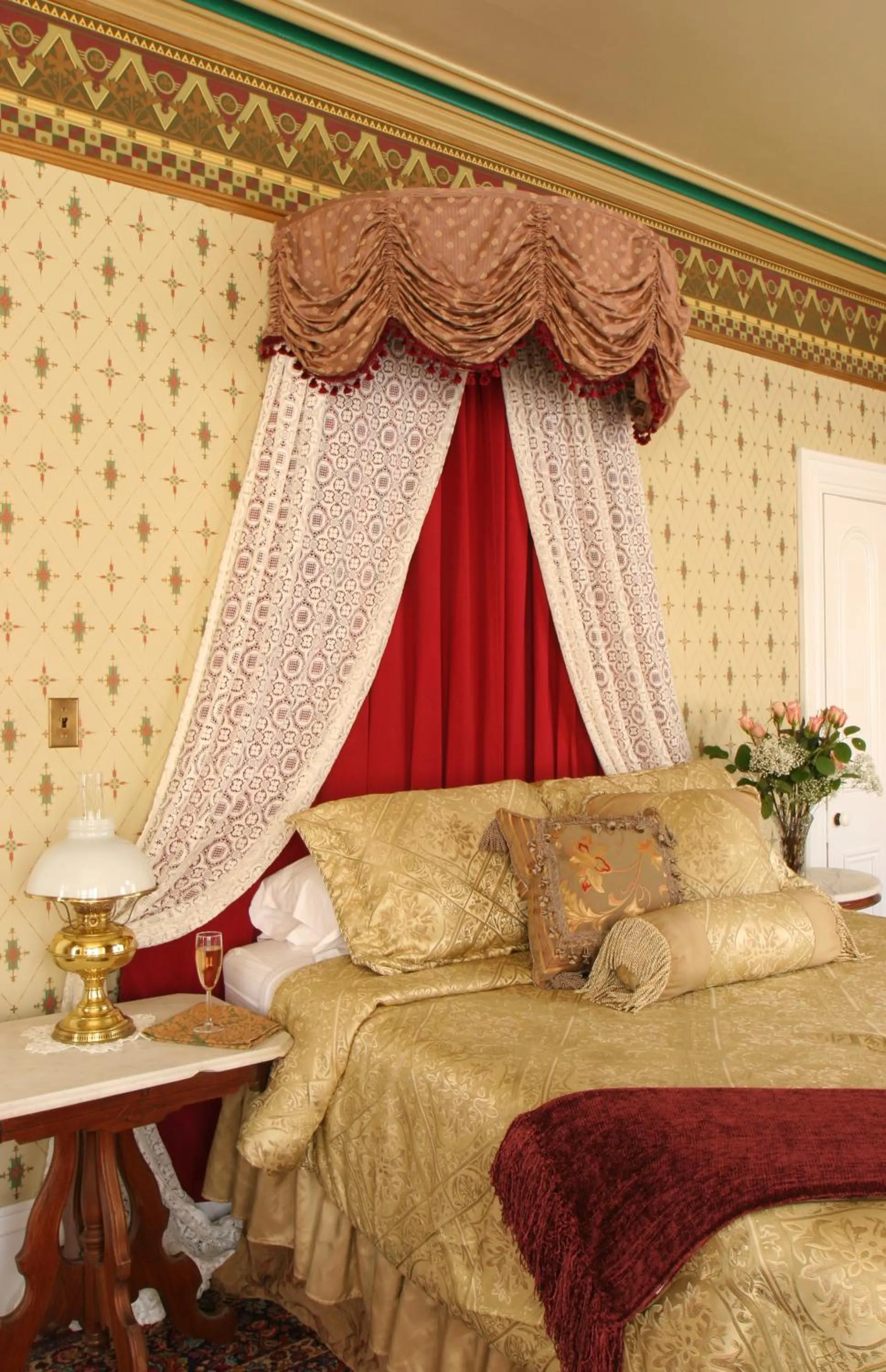 Photo of the whole room, Bed in The Queen Victoria