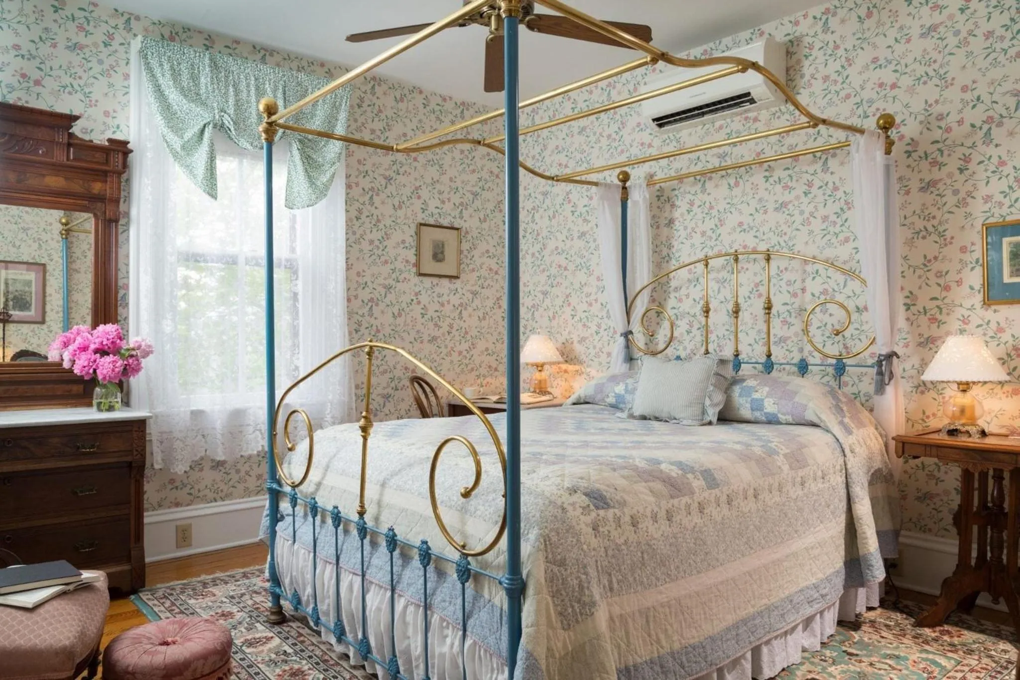 Property building, Bed in The Queen Victoria