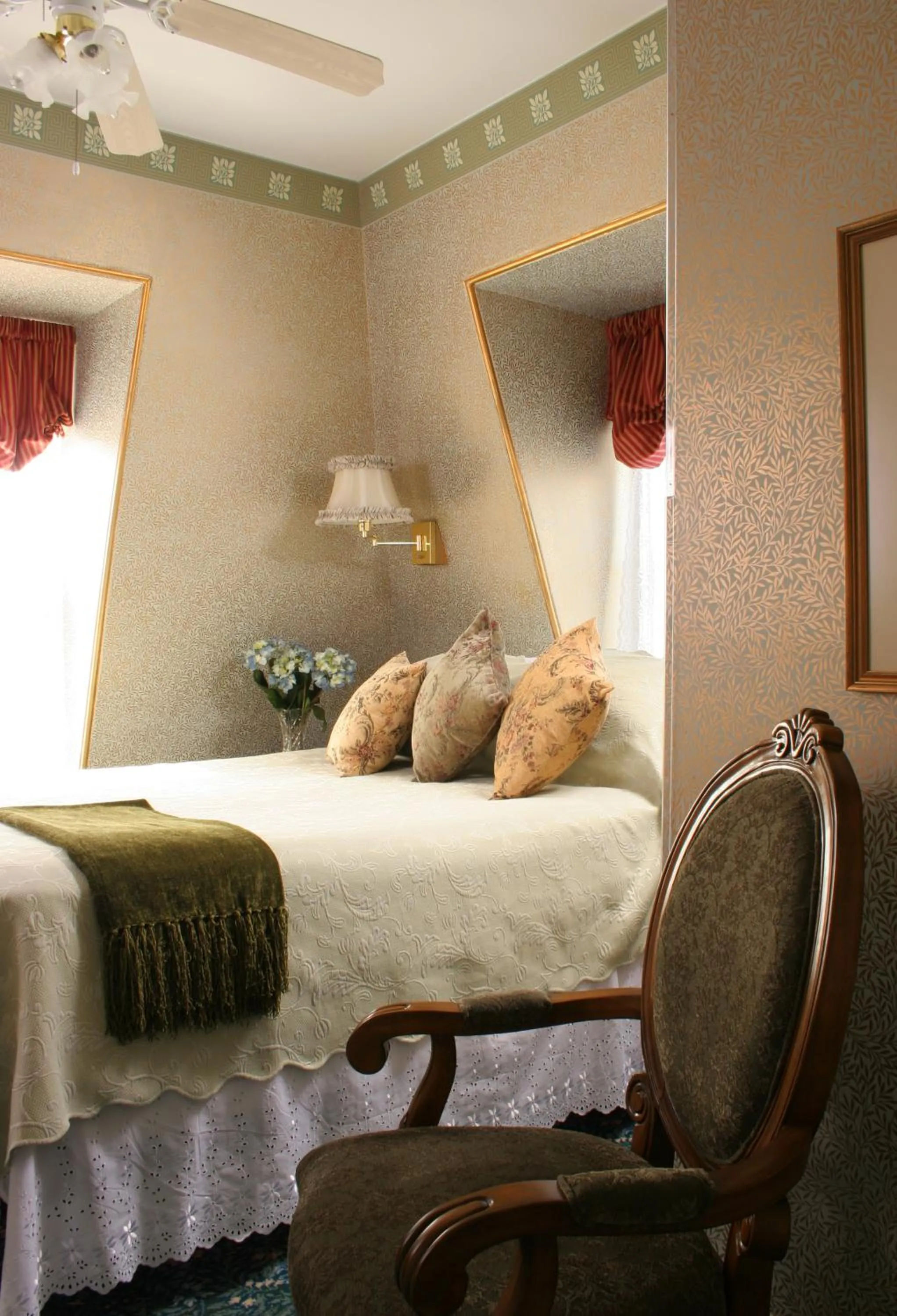 Photo of the whole room, Bed in The Queen Victoria