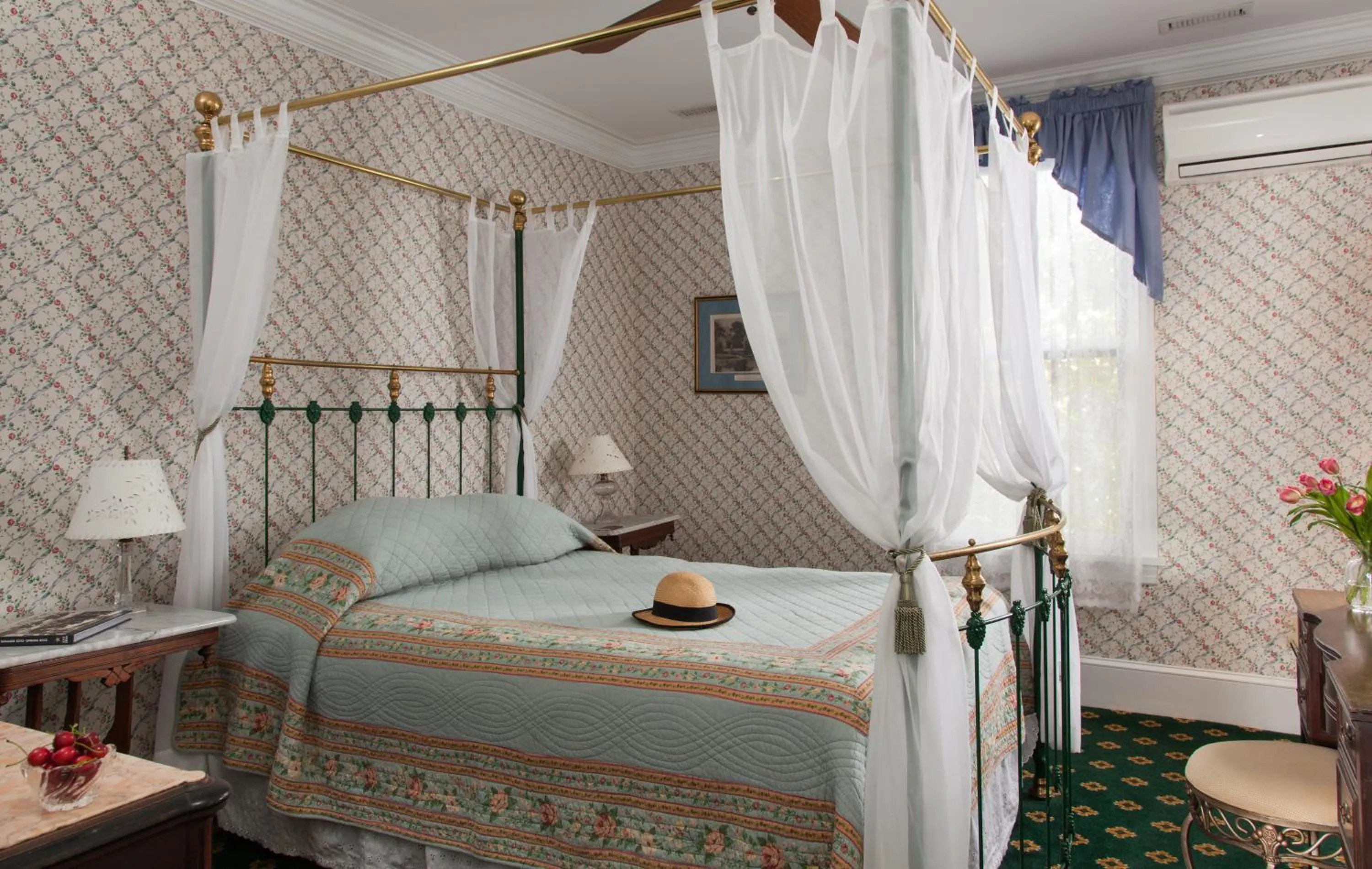 Photo of the whole room, Bed in The Queen Victoria