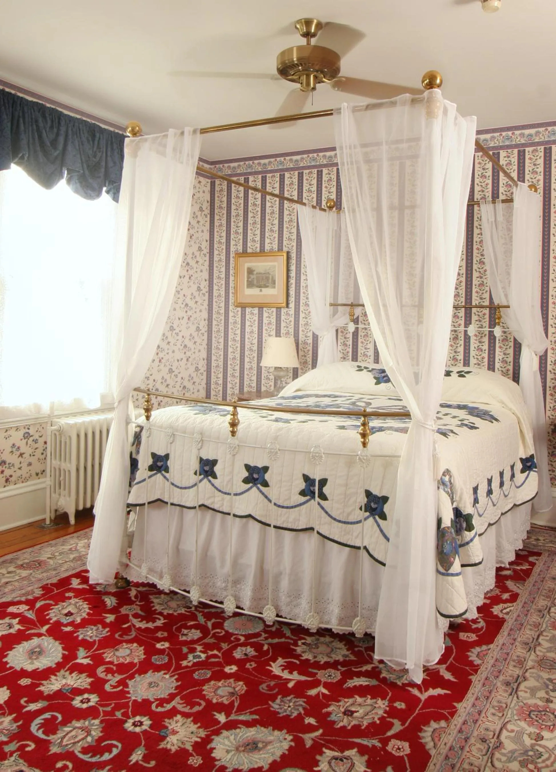 Photo of the whole room, Bed in The Queen Victoria