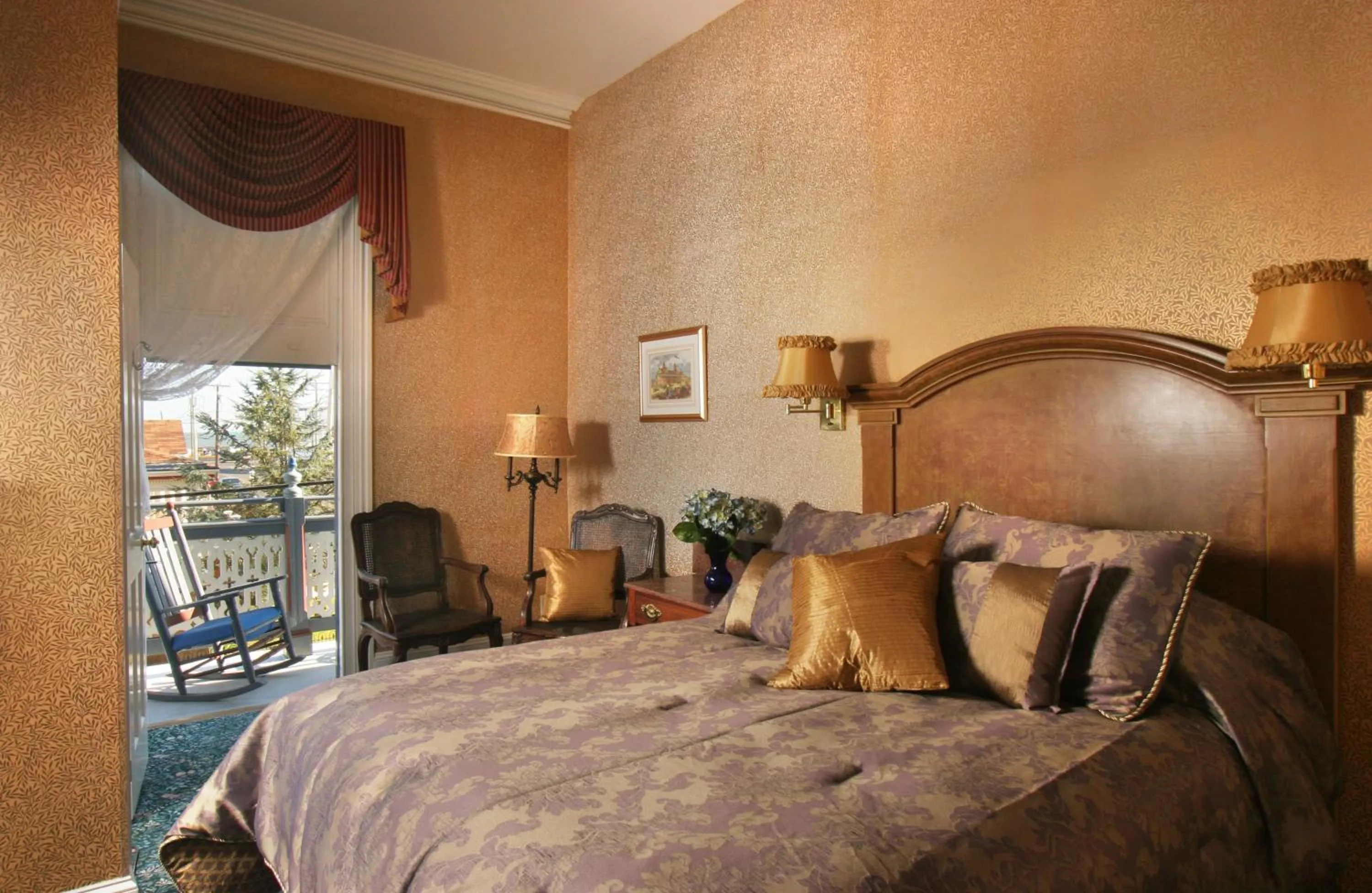 Photo of the whole room, Bed in The Queen Victoria