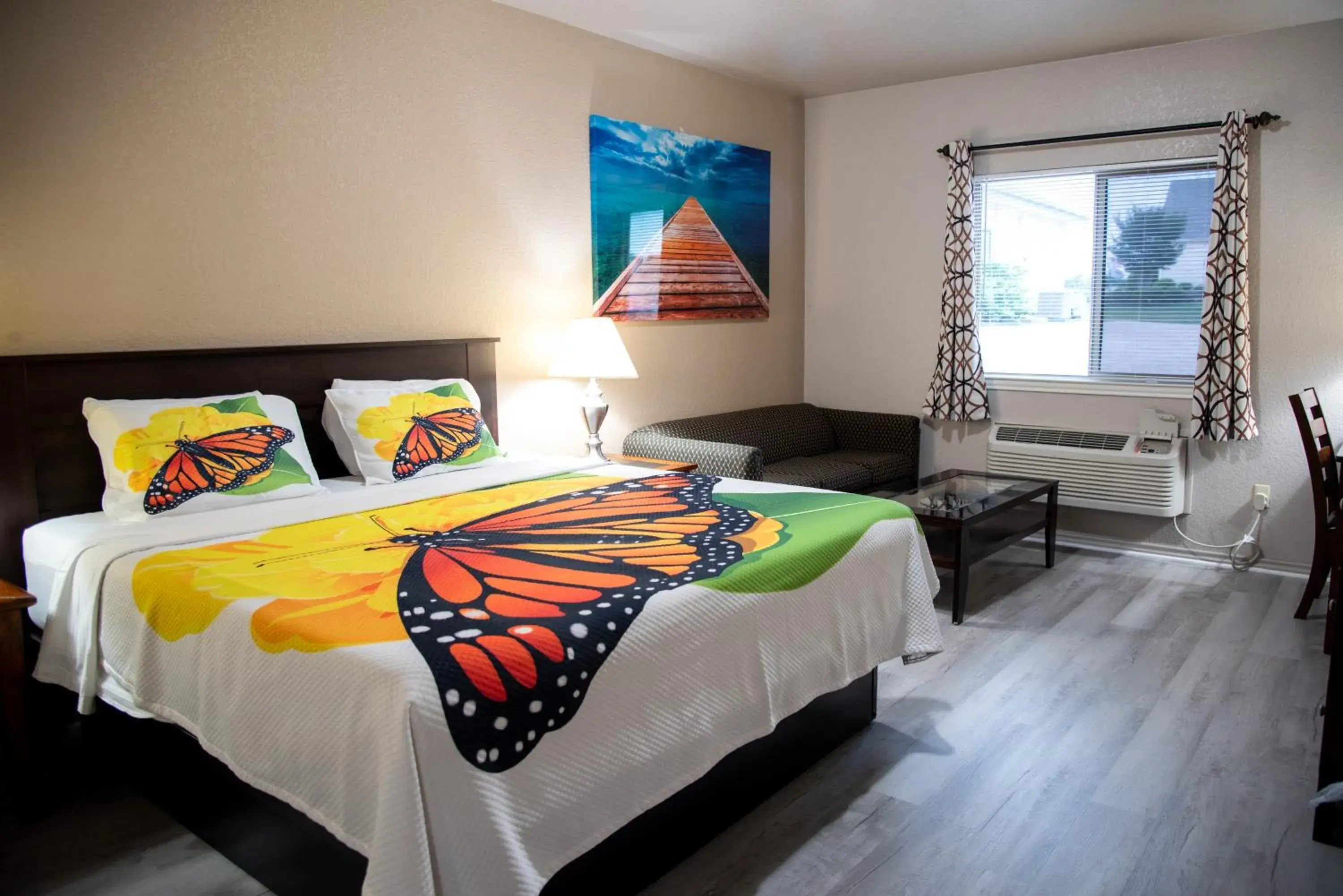 Queen Room in Premium Inn and Suites Queen Room in Premium Inn and Suites