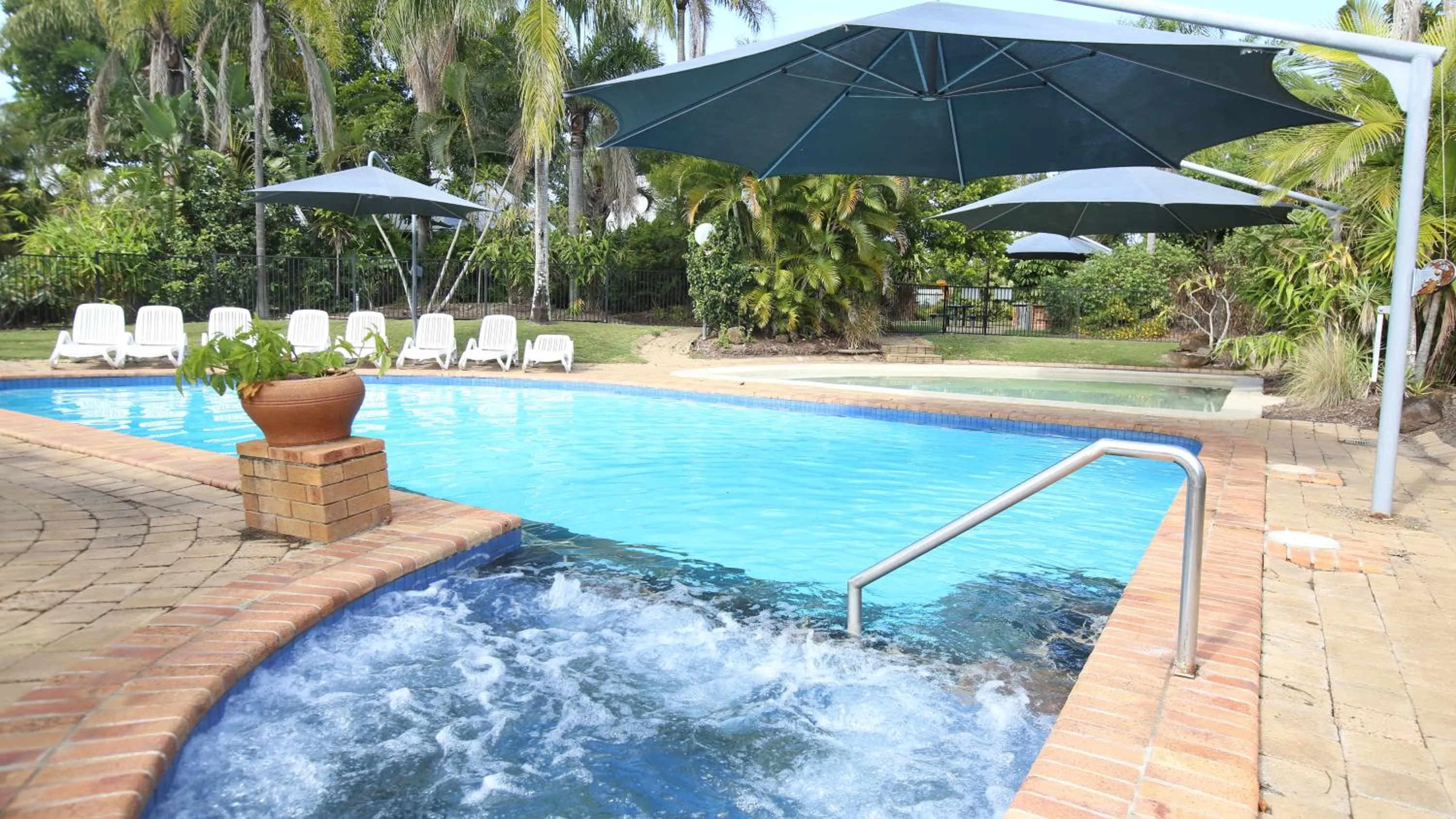 Swimming pool in Kellys Beach Resort