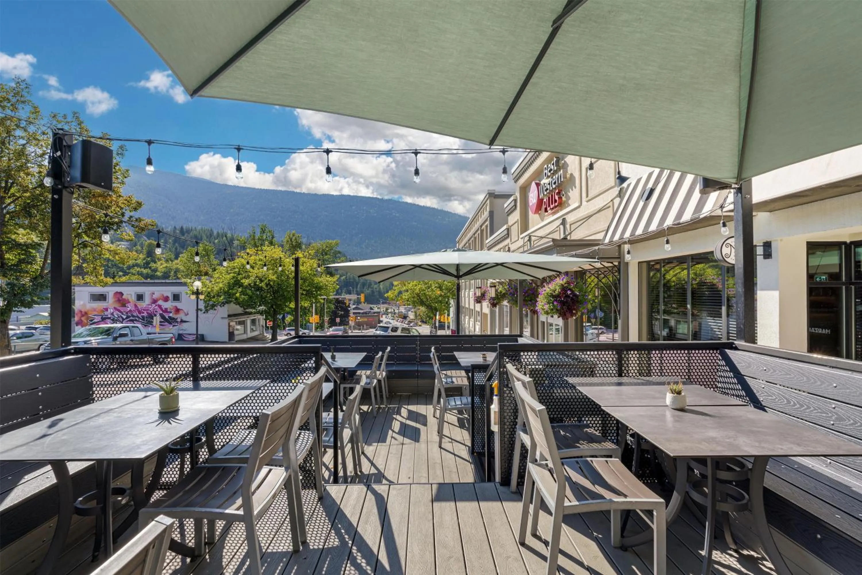 Property building in Best Western Plus Baker Street Inn