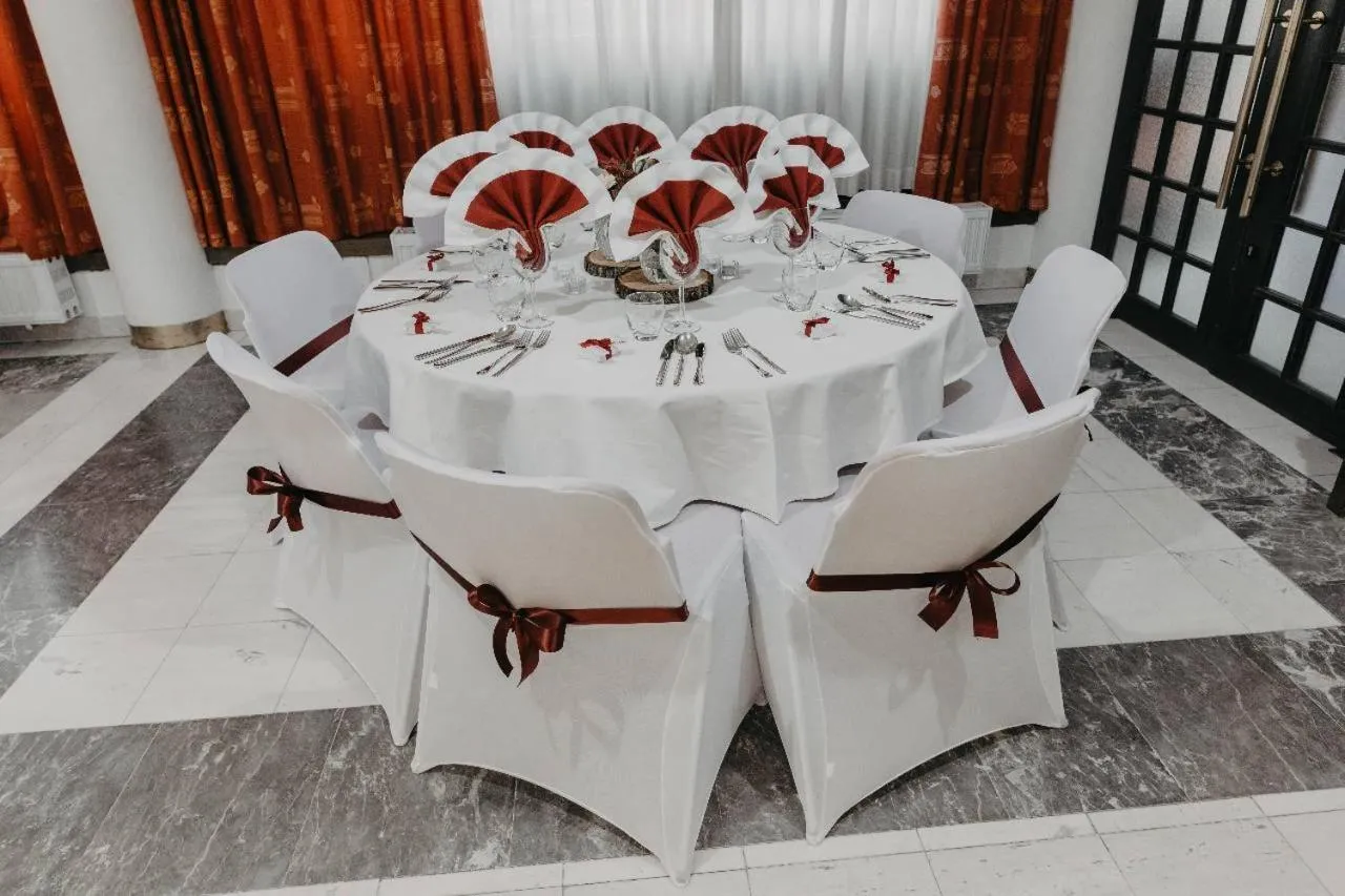 Restaurant/places to eat in Hotel Alp