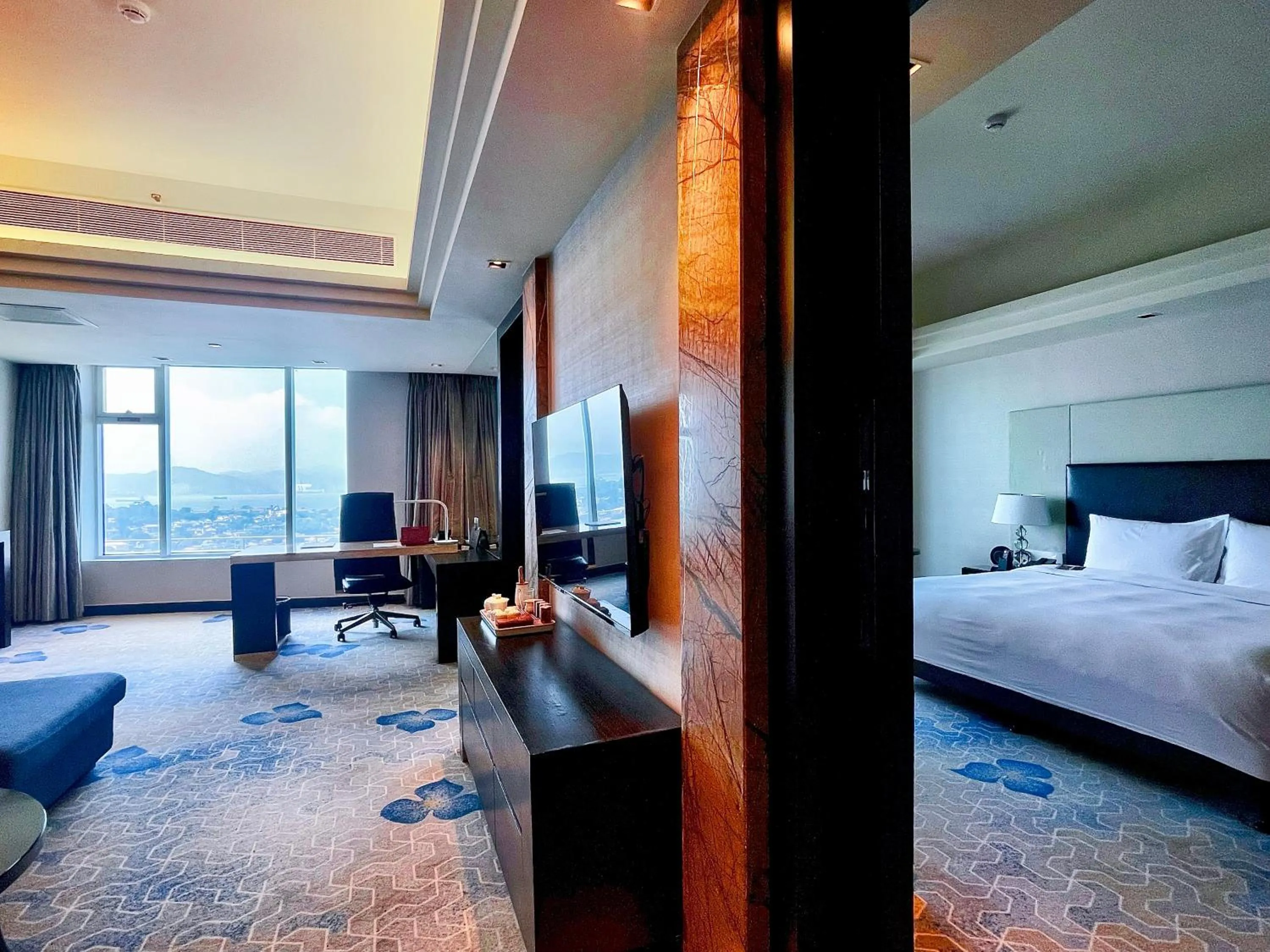 Photo of the whole room, Bed in Swiss Grand Xiamen