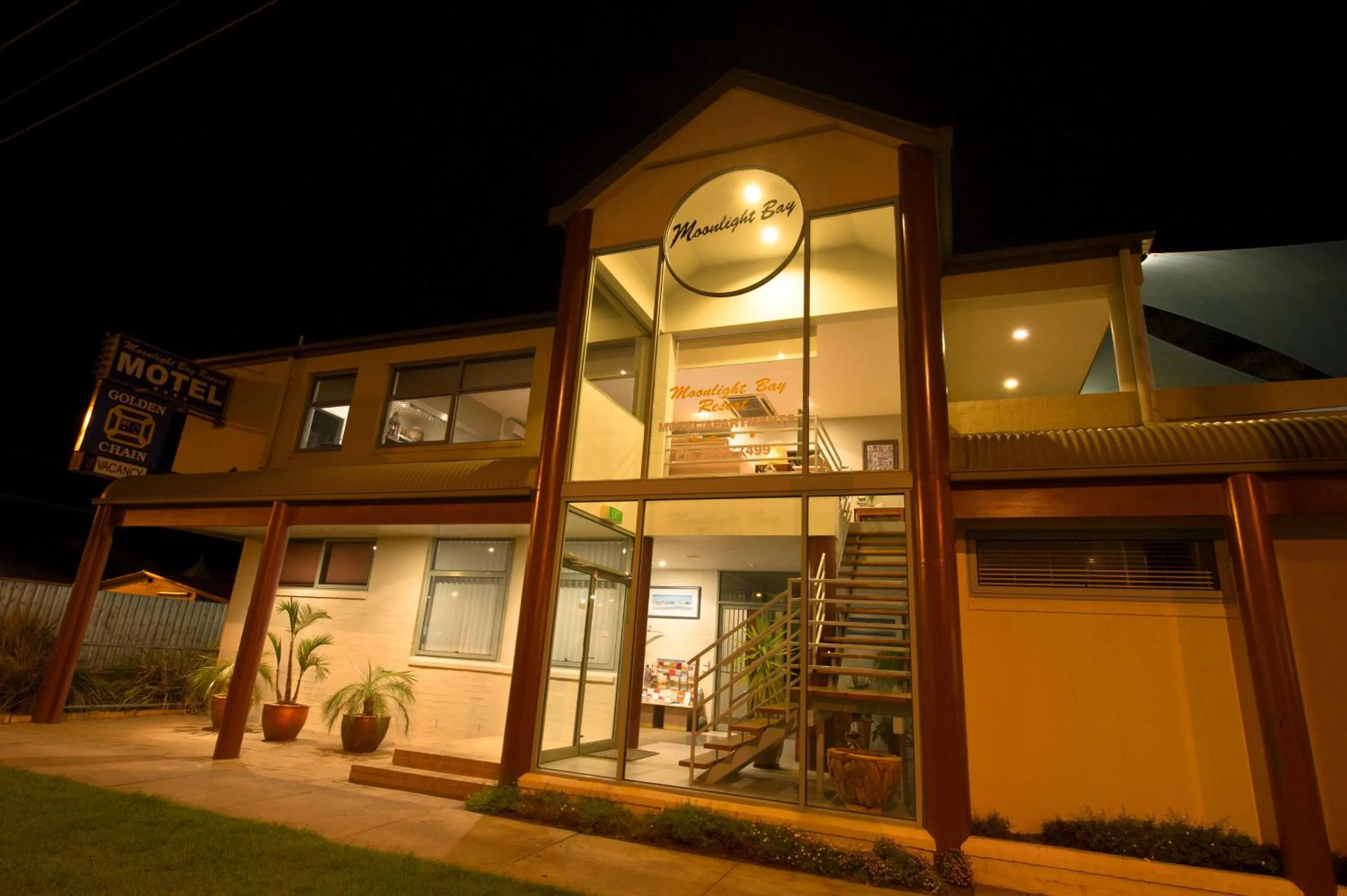 Facade/entrance in Moonlight Bay Apartments
