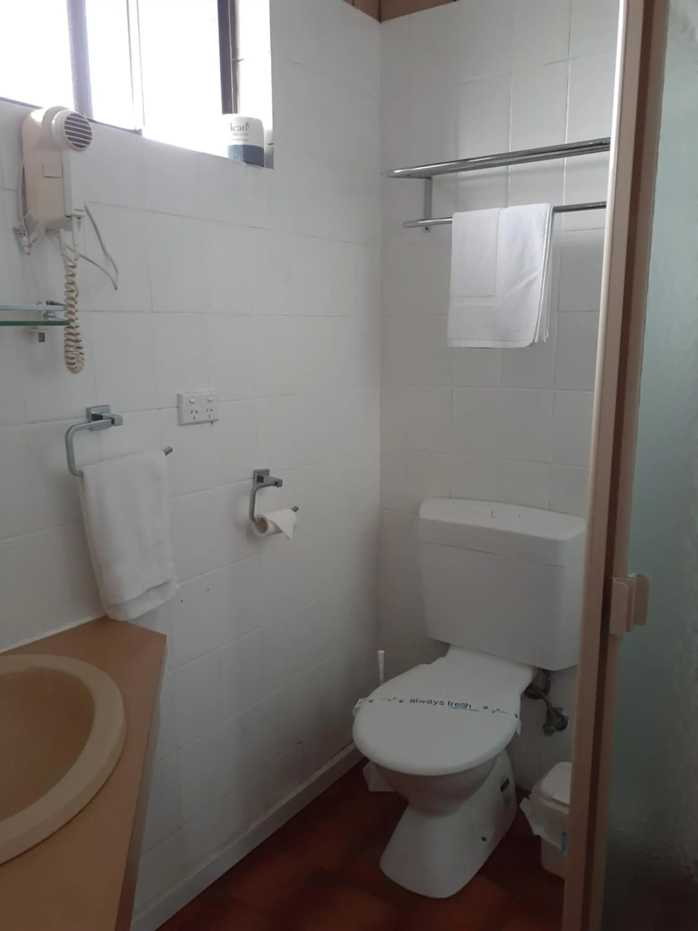 Triple Room in Birch Motel Tocumwal Previously Known as Kanimbla Motor Inn Triple Room in Birch Motel Tocumwal Previously Known as Kanimbla Motor Inn