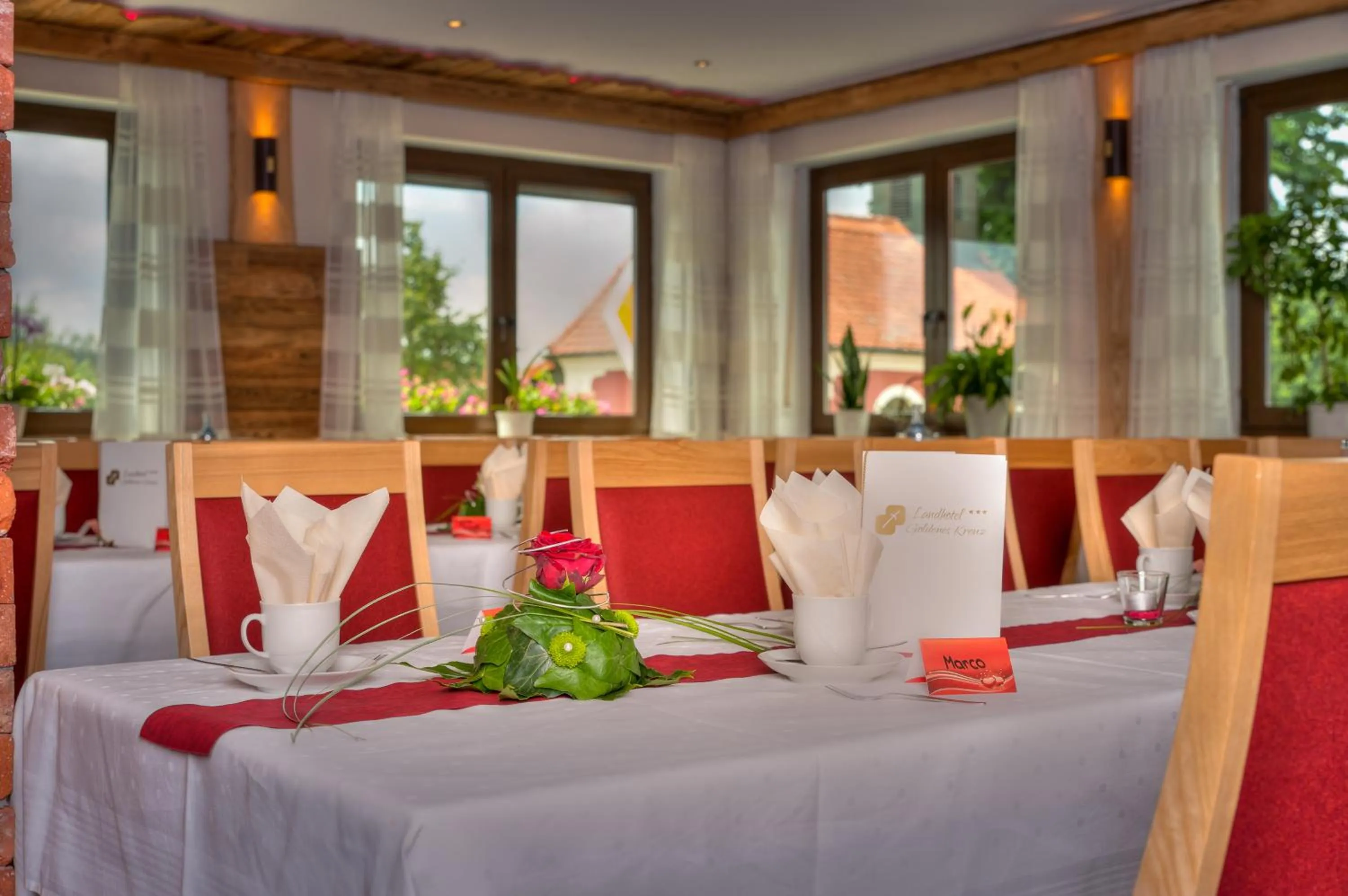 Restaurant/places to eat in Landhotel Zum Goldenen Kreuz