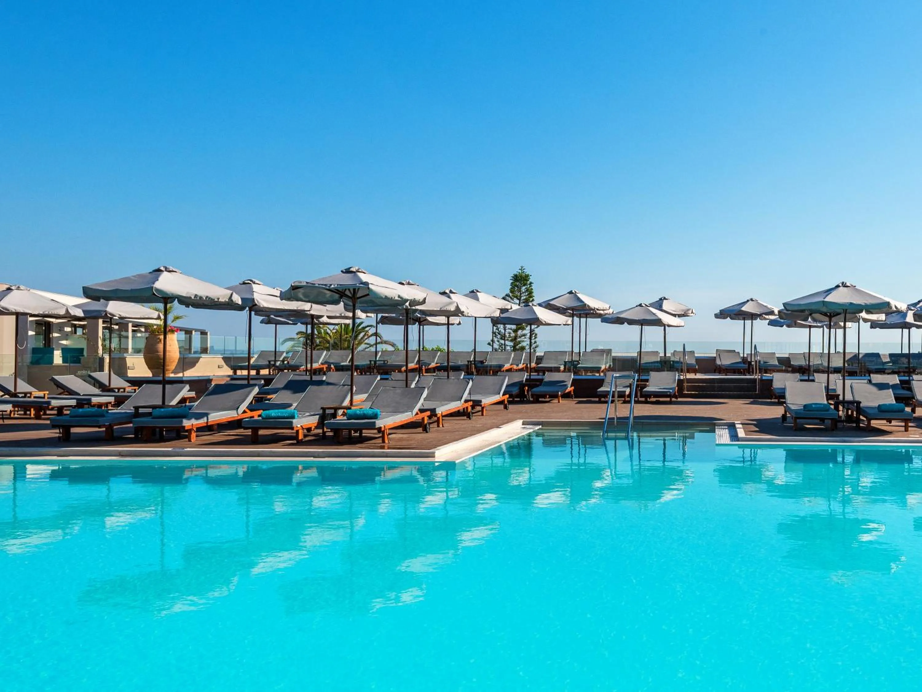 Swimming pool in Solimar Aquamarine Resort