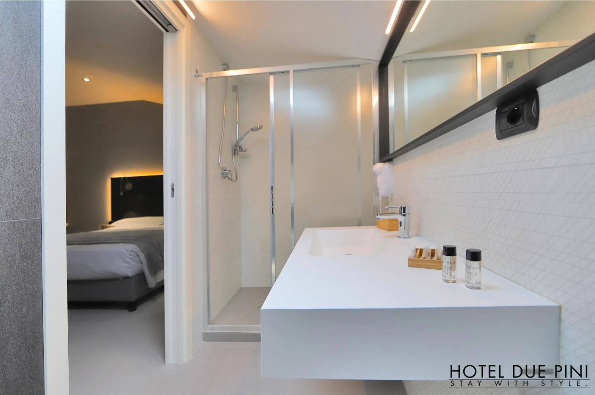 Shower, Bed in Hotel Due Pini