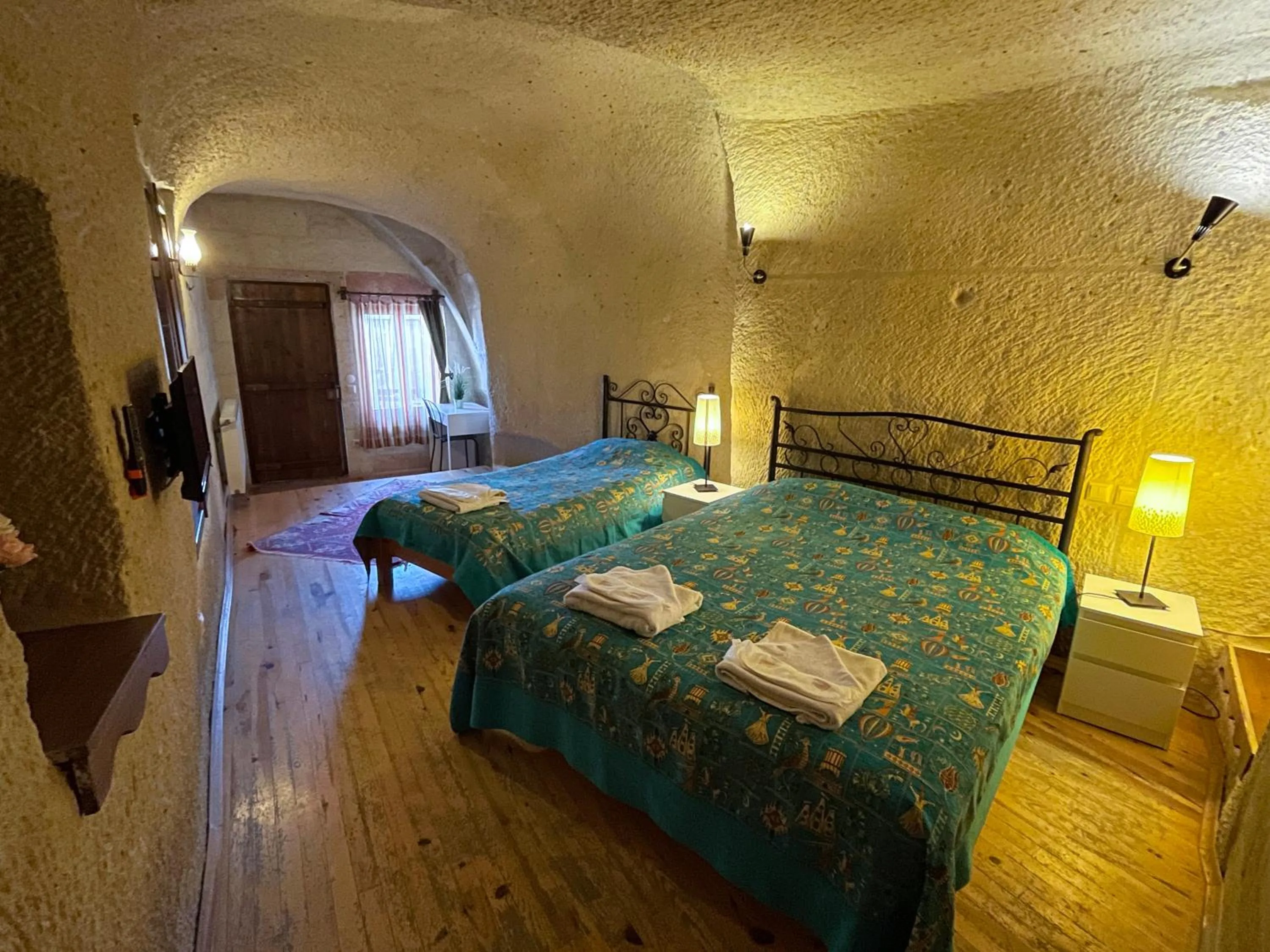 Photo of the whole room, Bed in Karadut Cave Hotel