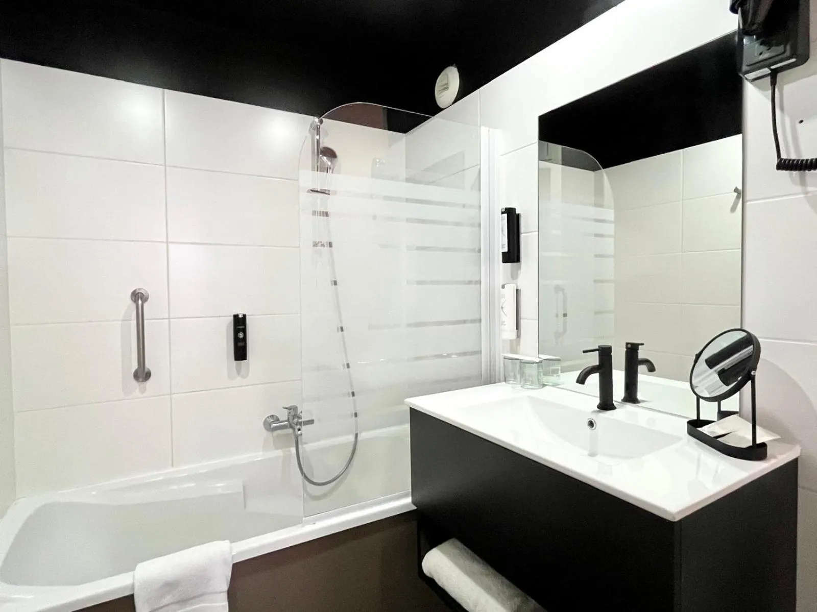 Bathroom in HOTEL & SPA Le Renard Centre