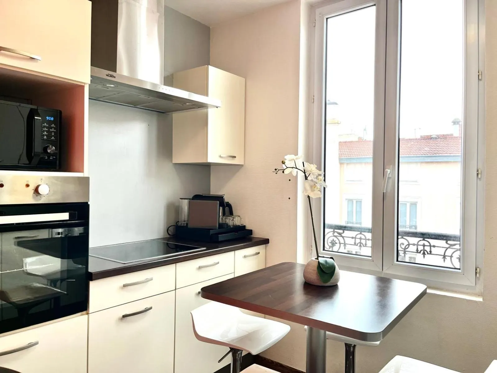 Kitchen or kitchenette in HOTEL & SPA Le Renard Centre