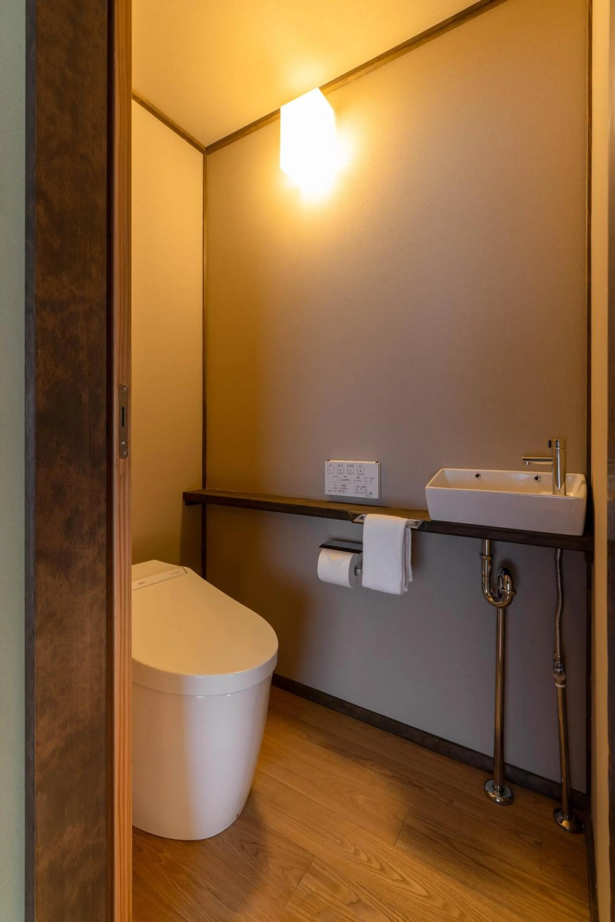 Toilet in The Machiya Kamiumeya