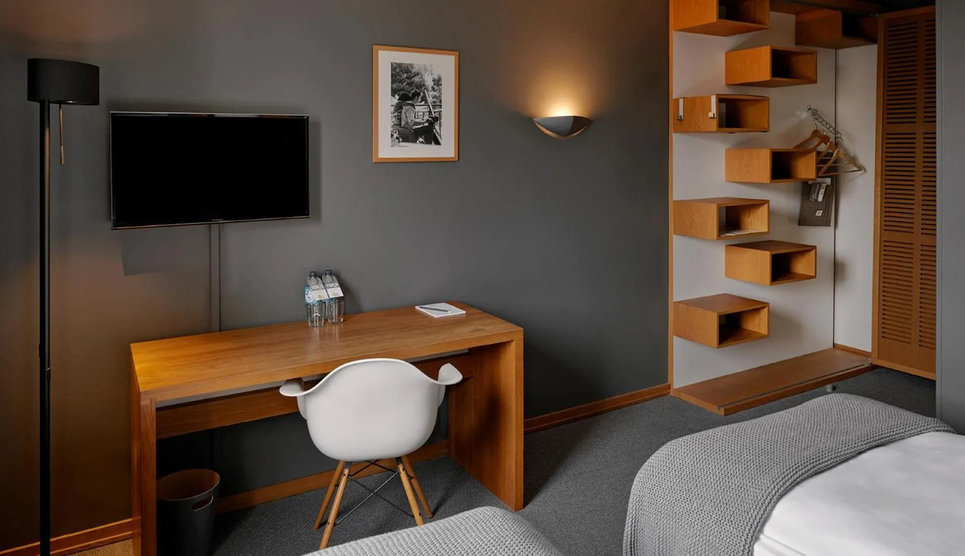 room service, Bed in YoHo - The Young Hotel