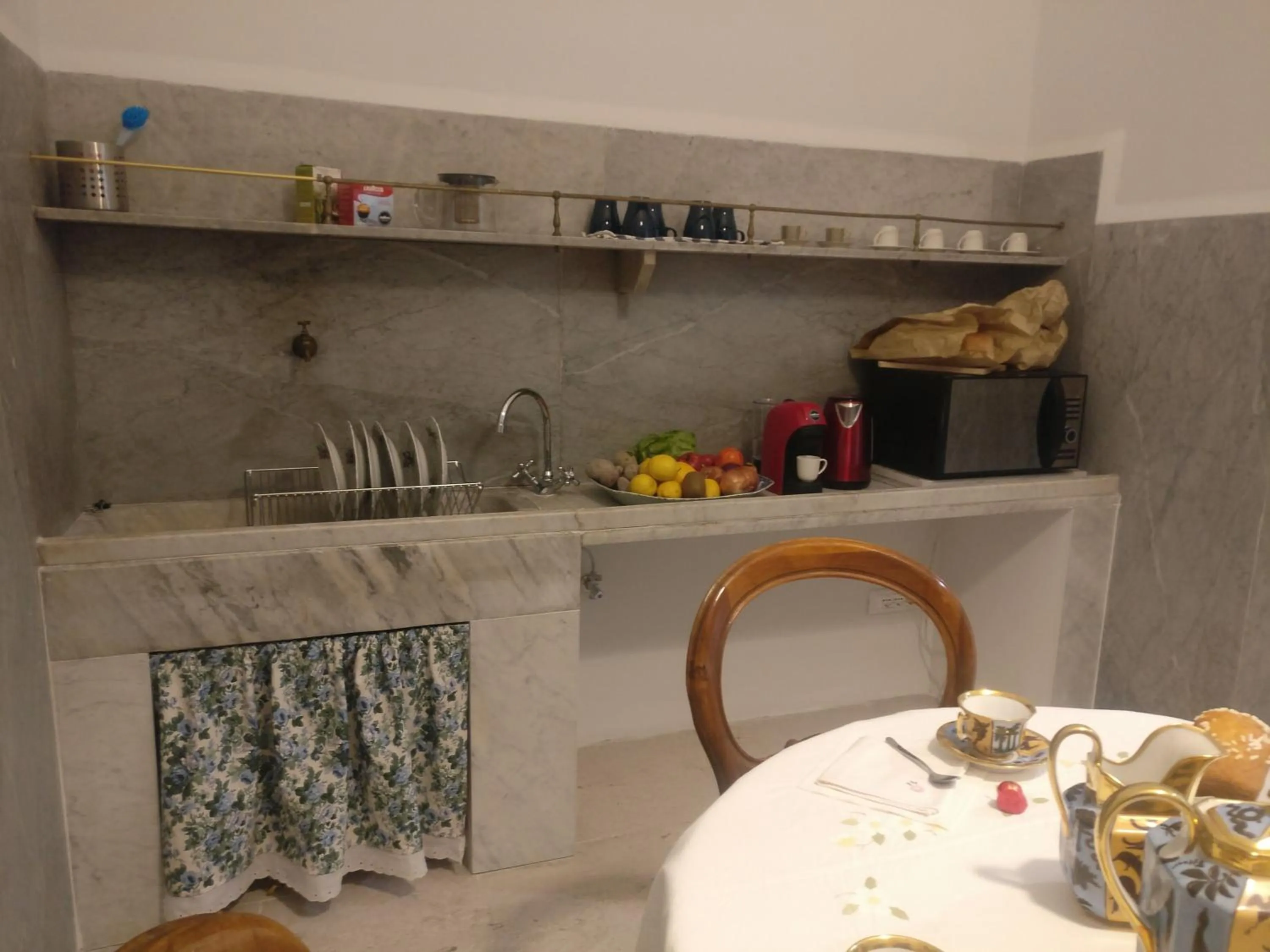 Communal kitchen in B&B "La Bottega d'Arte"