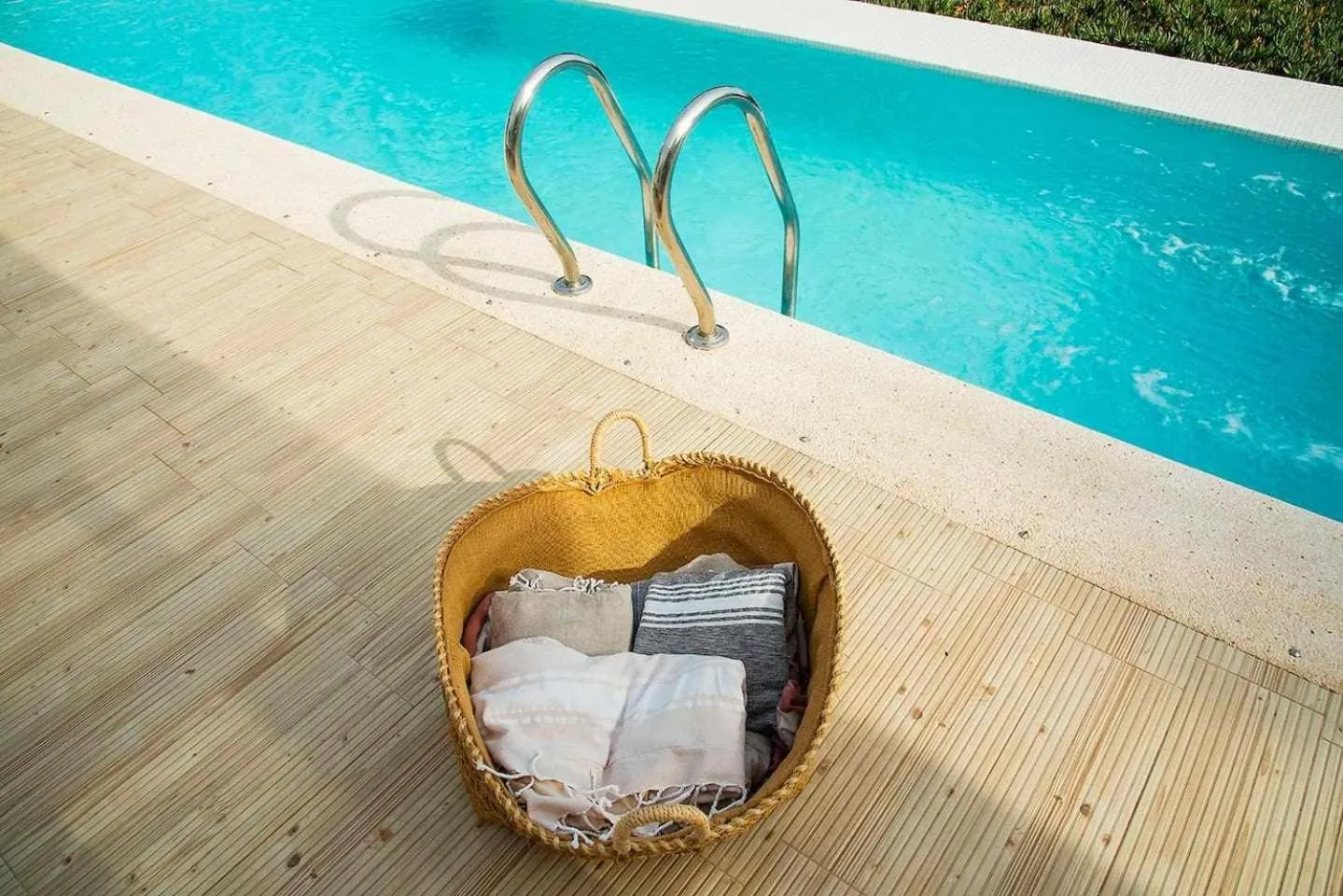 Swimming pool in B&B Masía Aitona