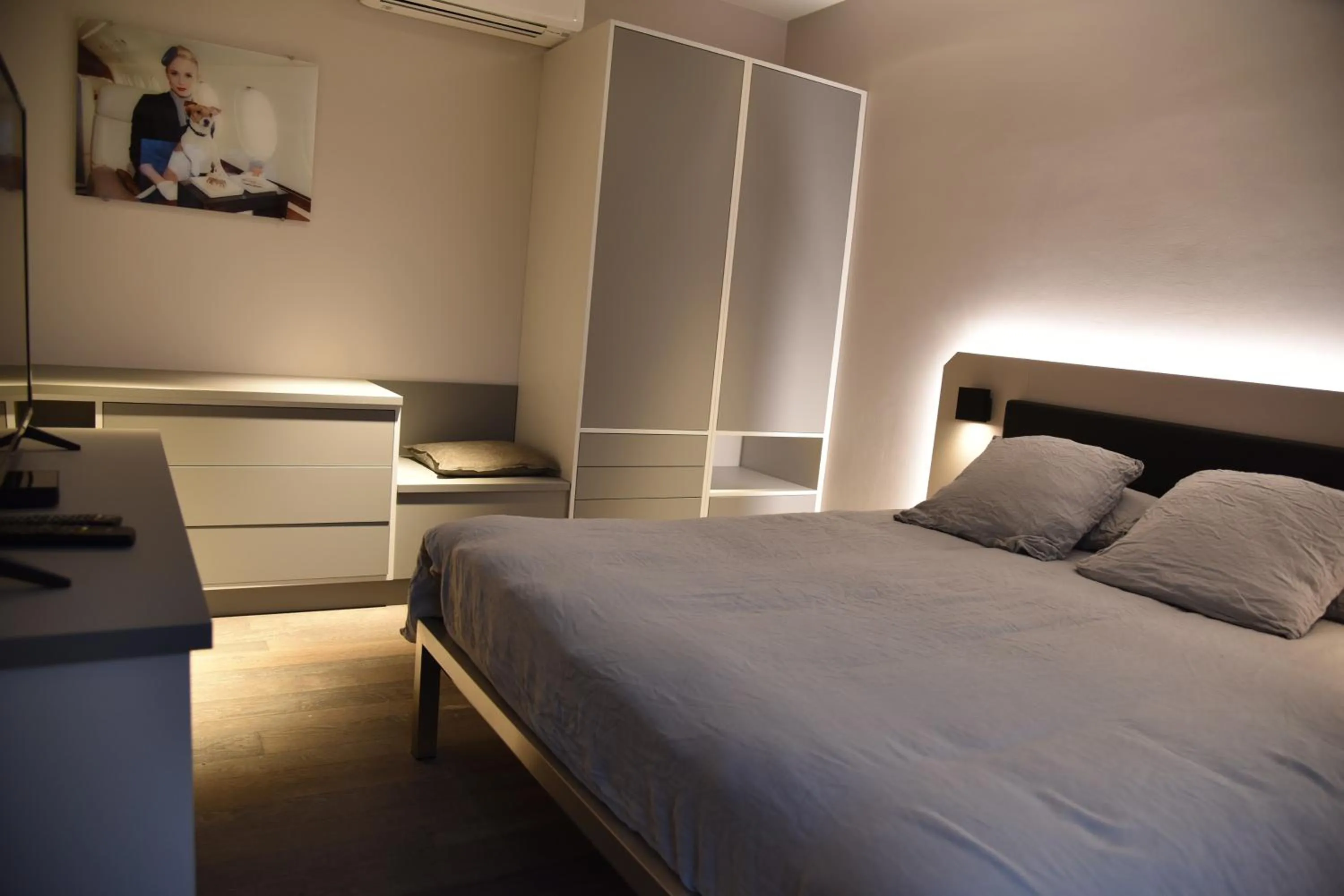Bedroom, Bed in Airfield Living - Airport