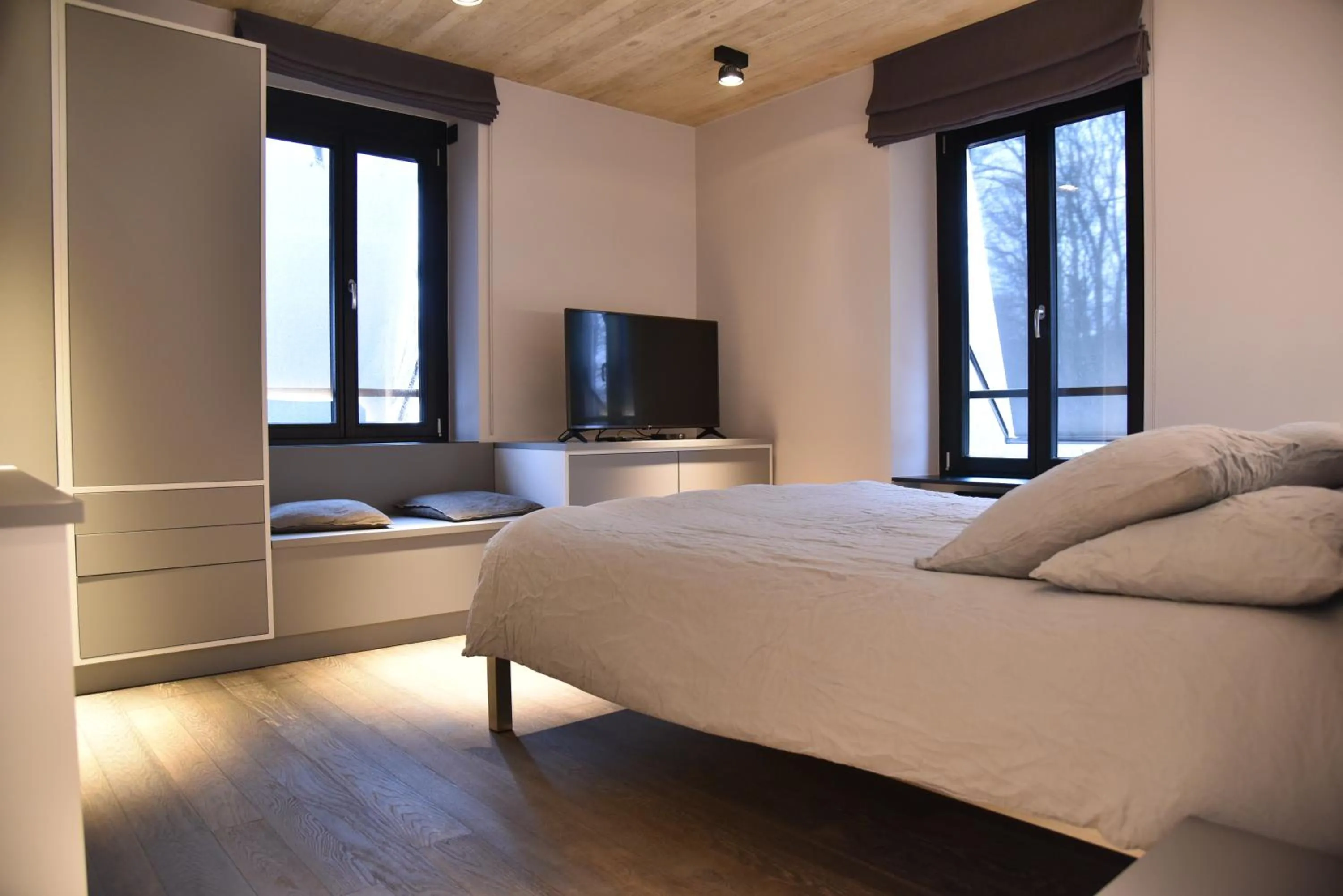 Photo of the whole room, Bed in Airfield Living - Airport