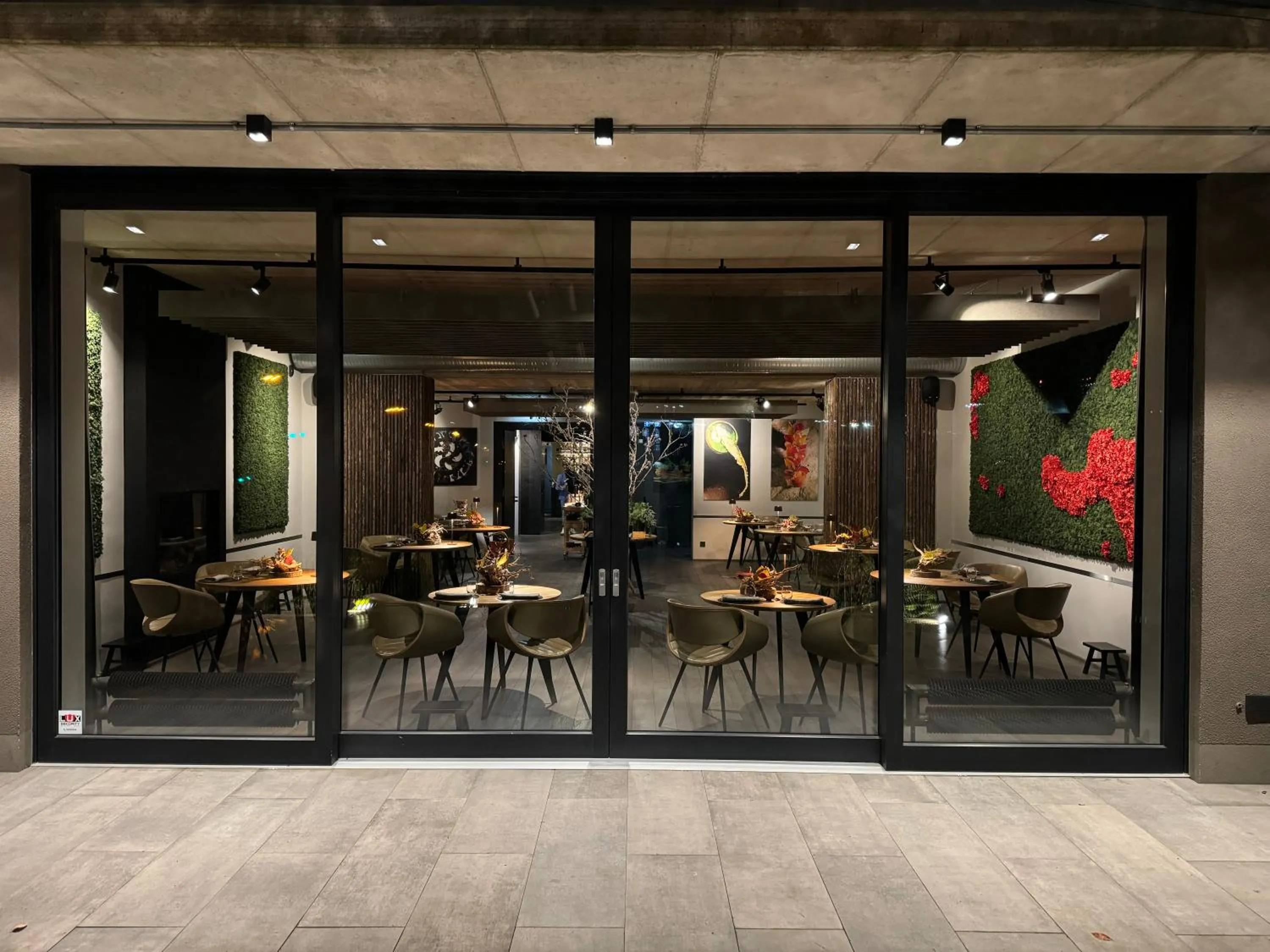 Restaurant/places to eat in Airfield Living - Airport