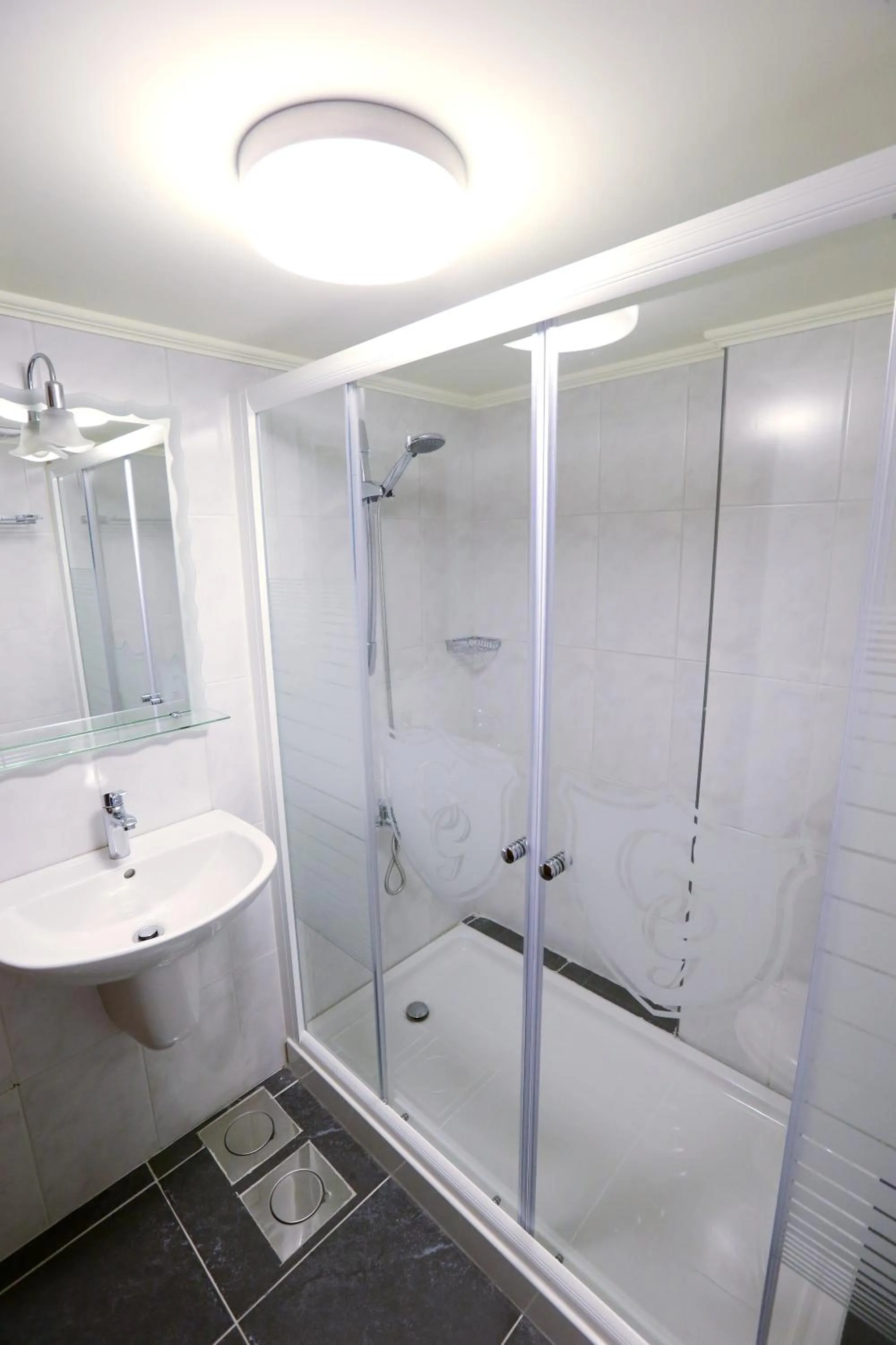 Shower in Grand Gabriel