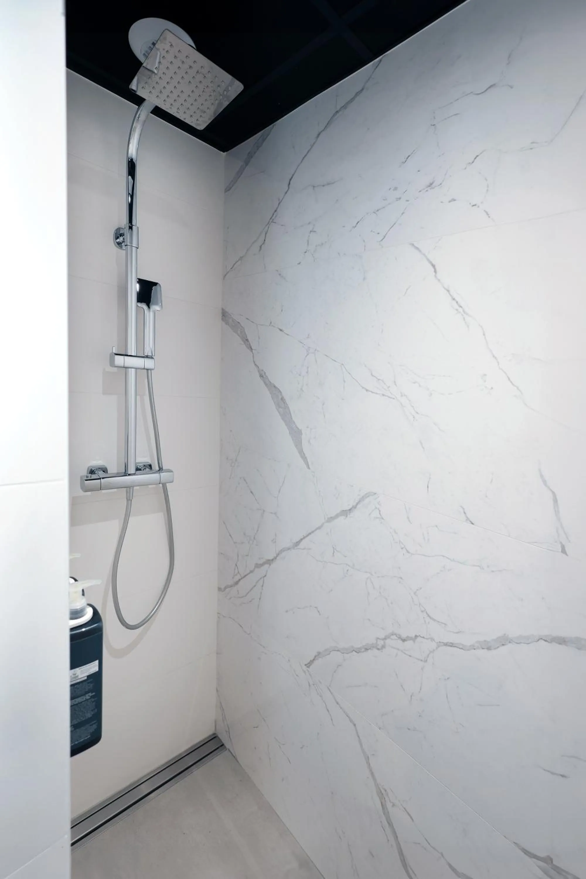 Shower in Le Néliö