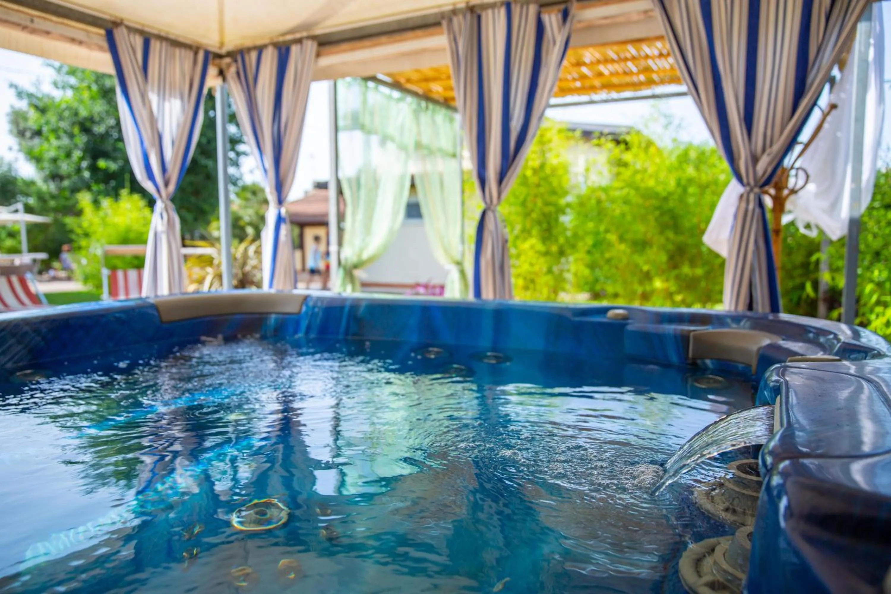 Hot Tub in I Lecci Guesthouse