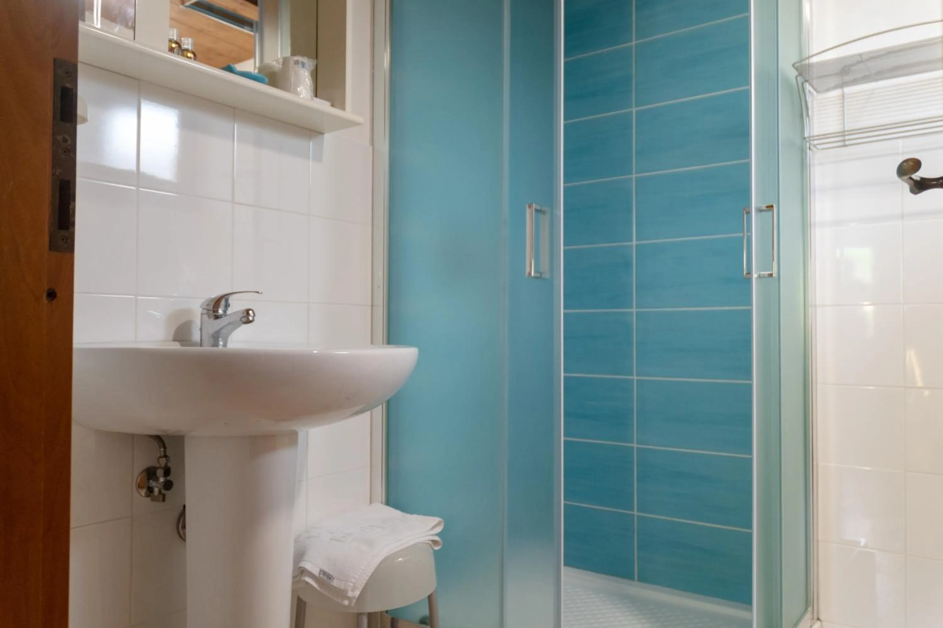 Shower in I Lecci Guesthouse