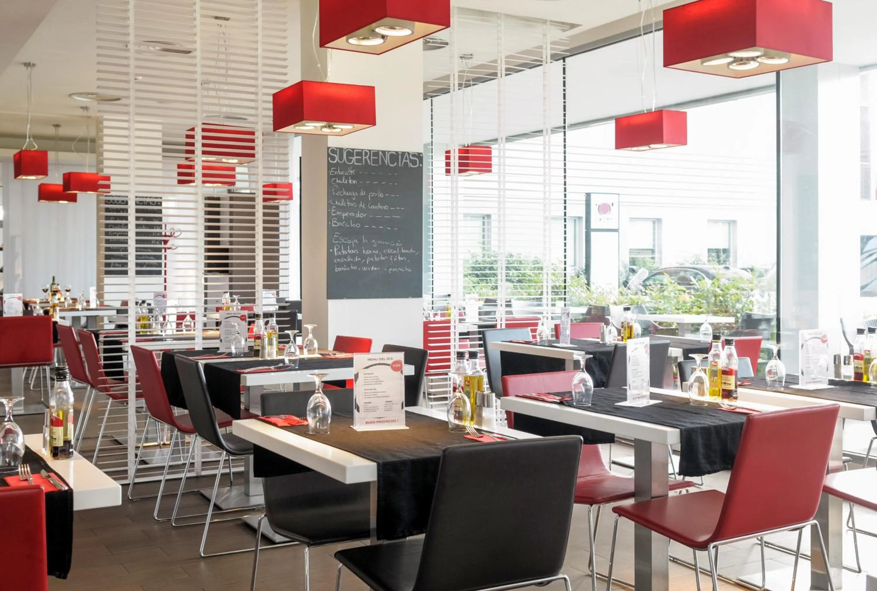 Dining area in Ibis Budget Lleida