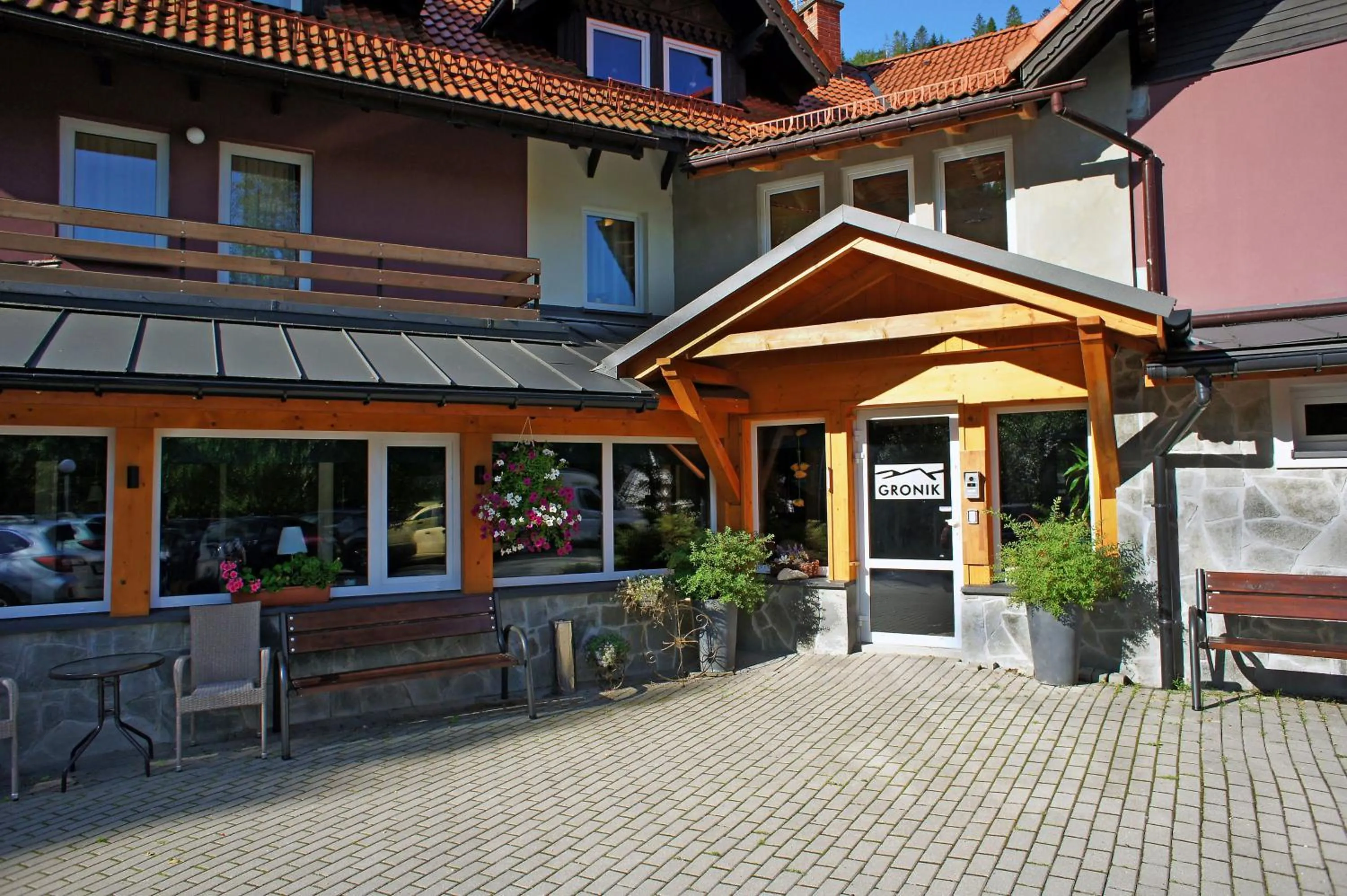 Facade/entrance in Gronik