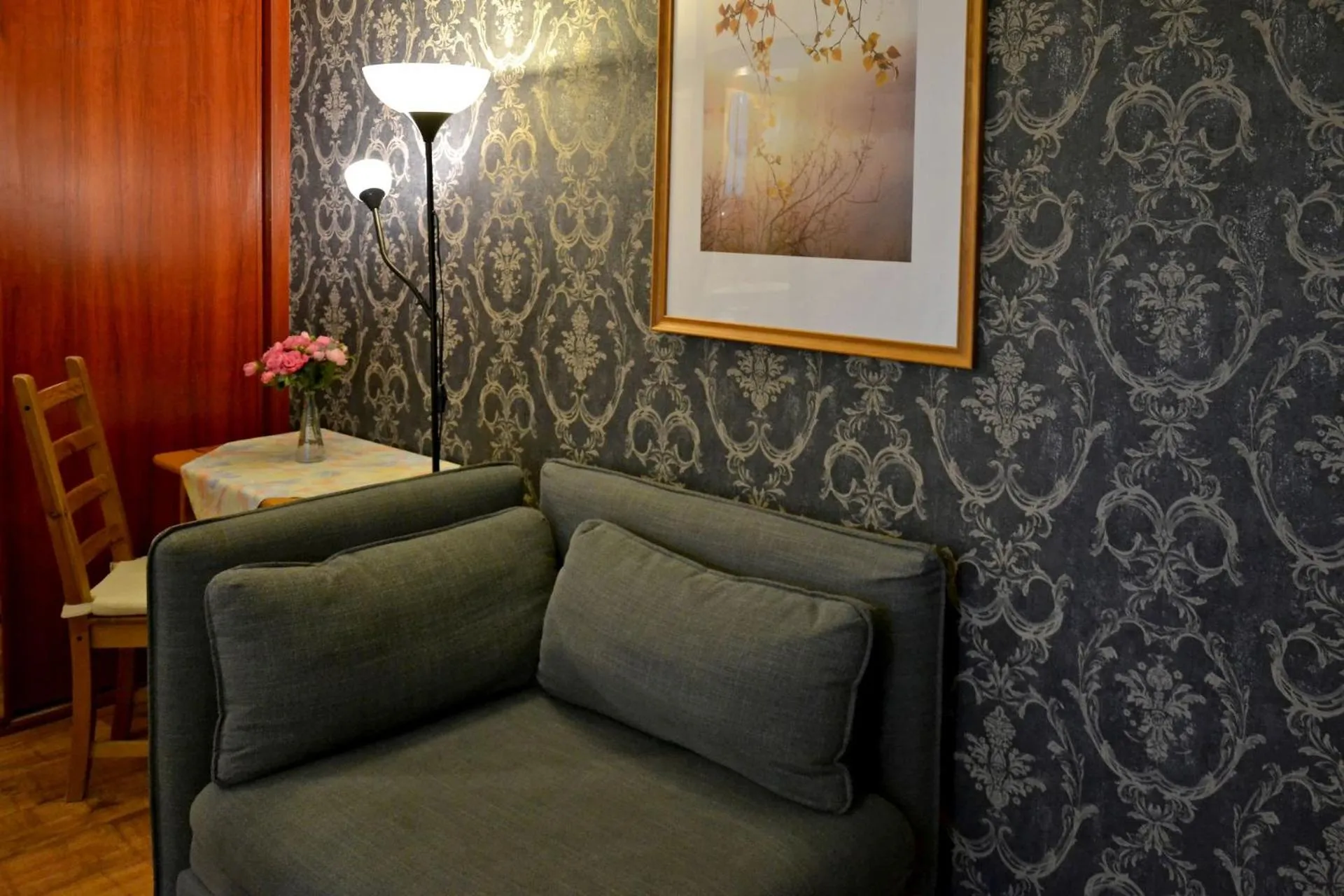 Photo of the whole room in Gronik