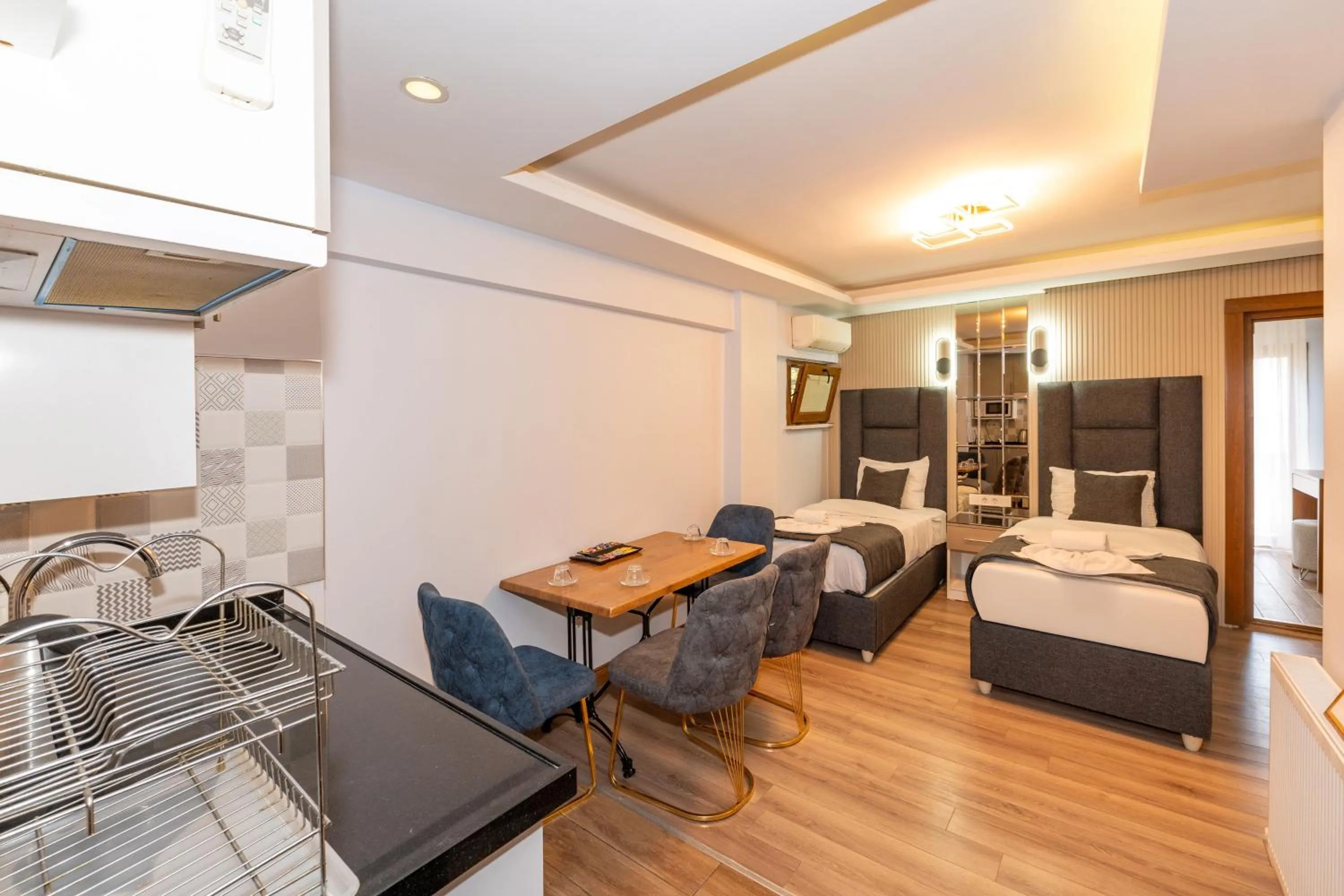 Kitchen or kitchenette, Bed in T-Square Residence