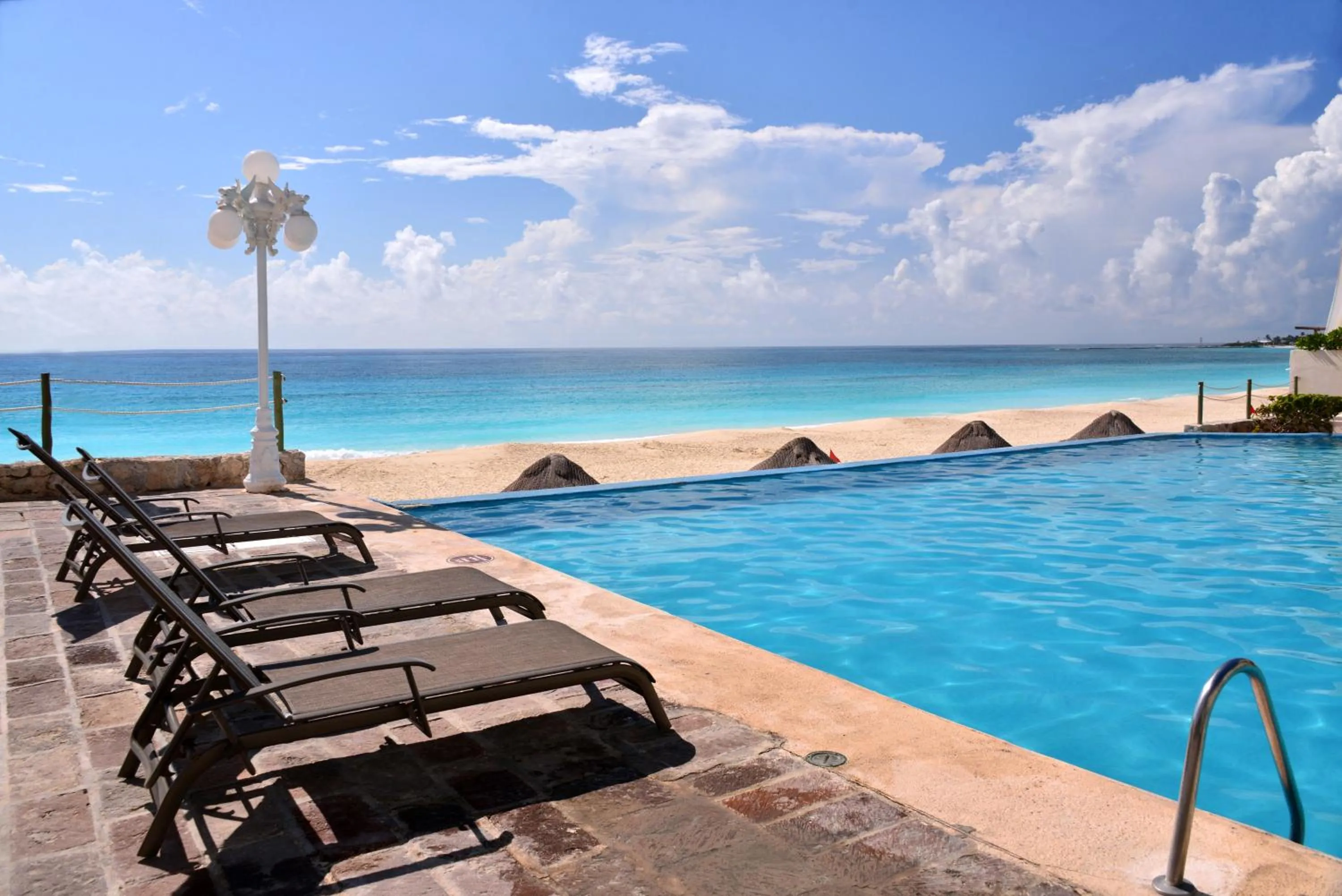 Swimming pool in BSEA Cancun Plaza Hotel
